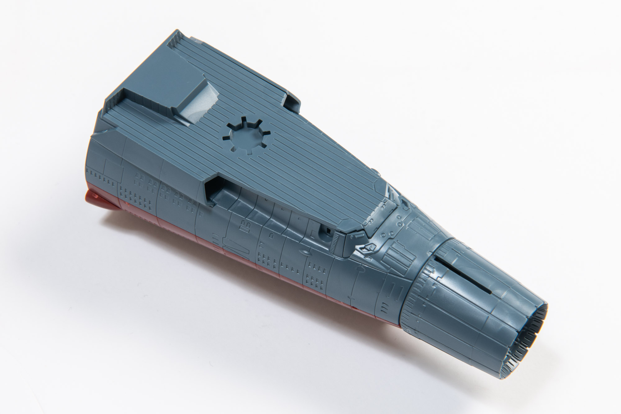 甲板、主機を取り付けた状態。