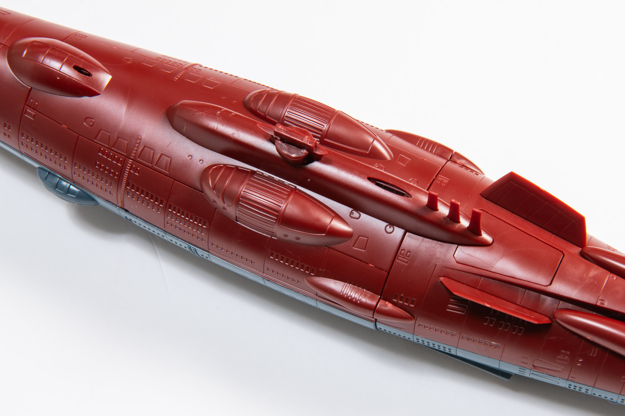 綺麗な赤い底面はヤマトのカラーとは違うものとなっている。少し赤黒いシックな色味だ。