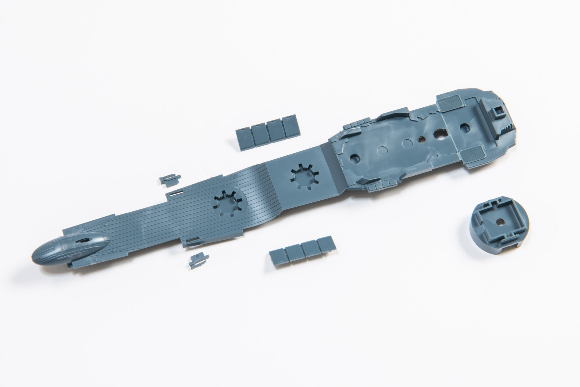 隠顕式対空システムを甲板に取り付けてボディ全体が組み上がった。ここまで約1時間かかった。ここからは少し時間のかかるセクションとなる。