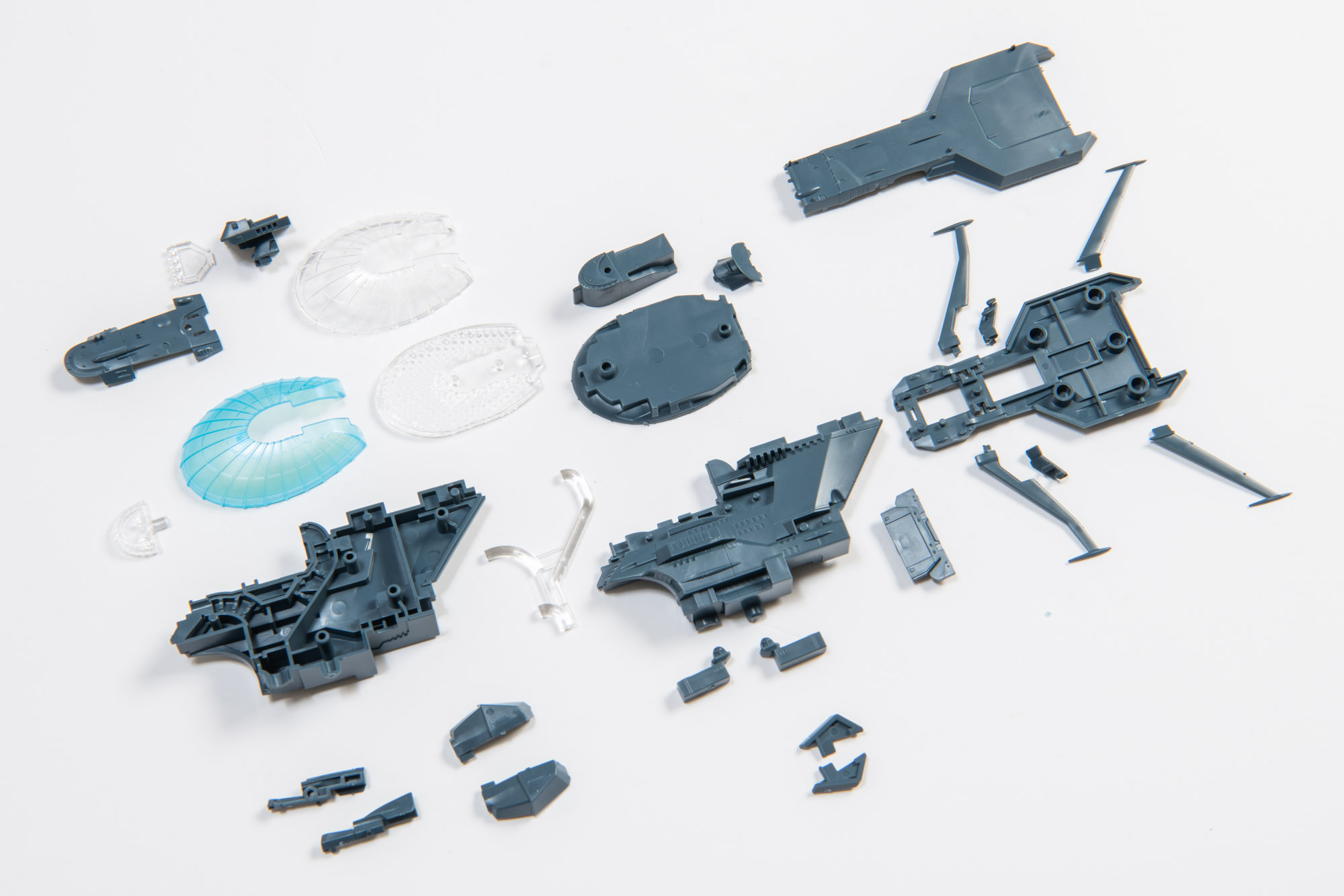 艦橋パーツ全景。銀河の特徴である艦橋部の研究施設が目立つが、武装などが少なく波動実験艦と名付けられている理由を感じられる。