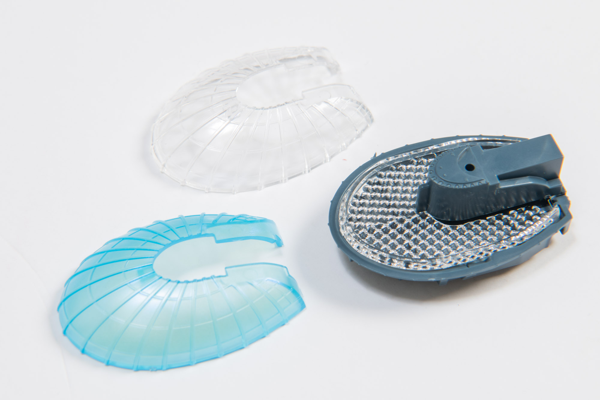 ドームはブルーとクリアが付属し、付け替えて飾ることができる。