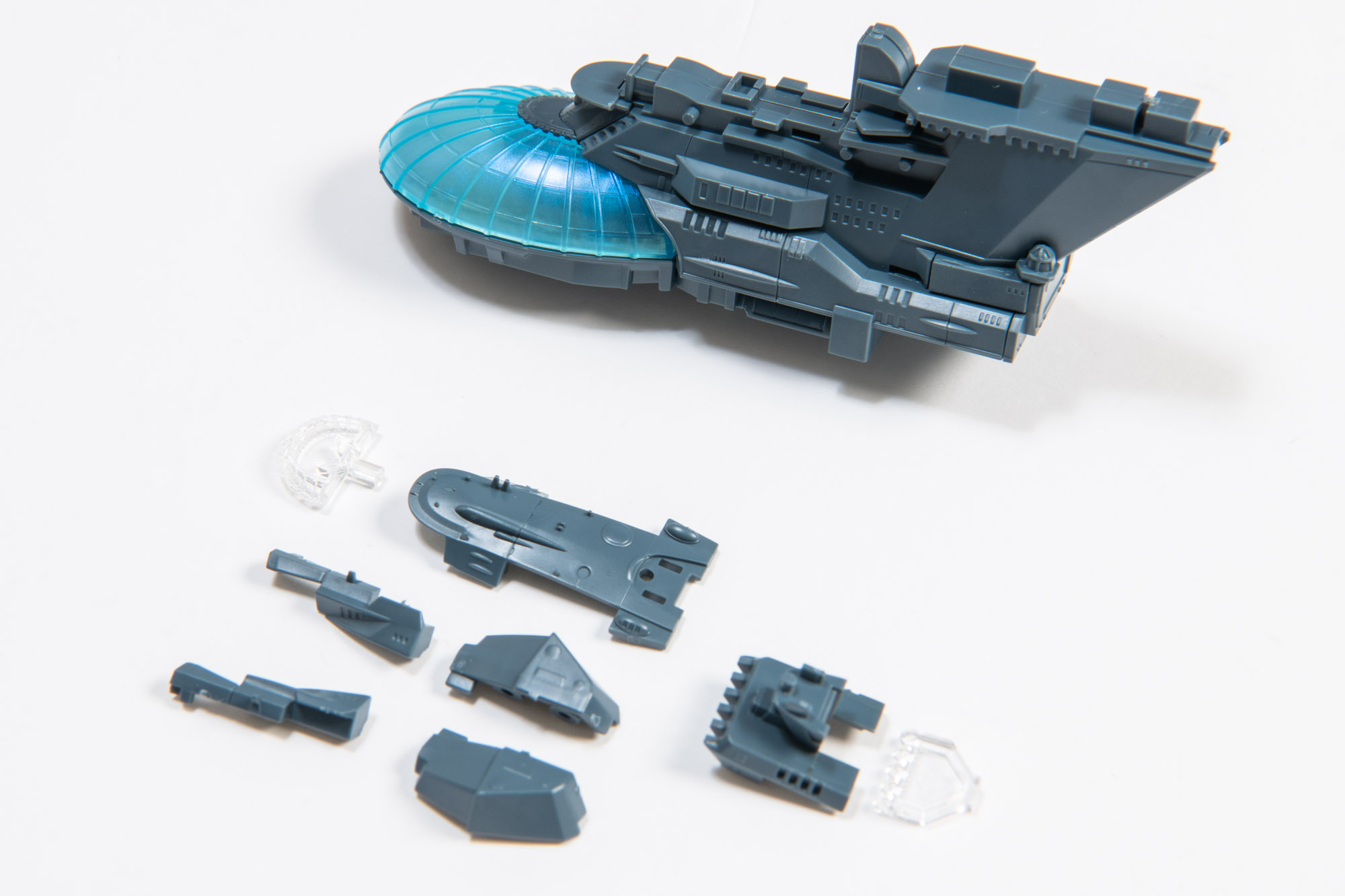 研究施設ドーム部分を取り付けて、第一、第二艦橋を足していく。