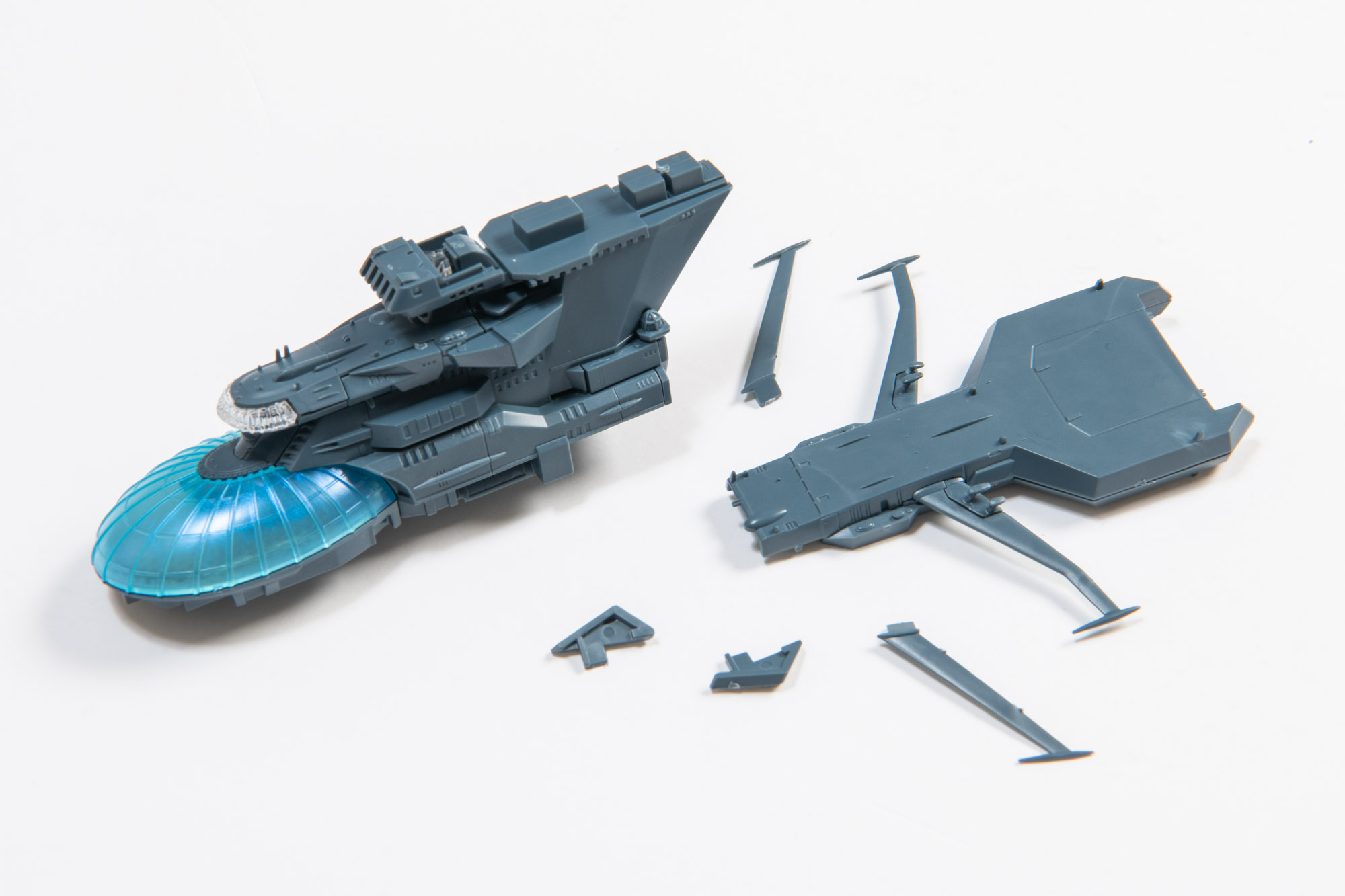 最後に艦橋後部艦載機発着甲板を取り付けて完成だ。残りは主砲や各種細かいパーツを取り付けていく。