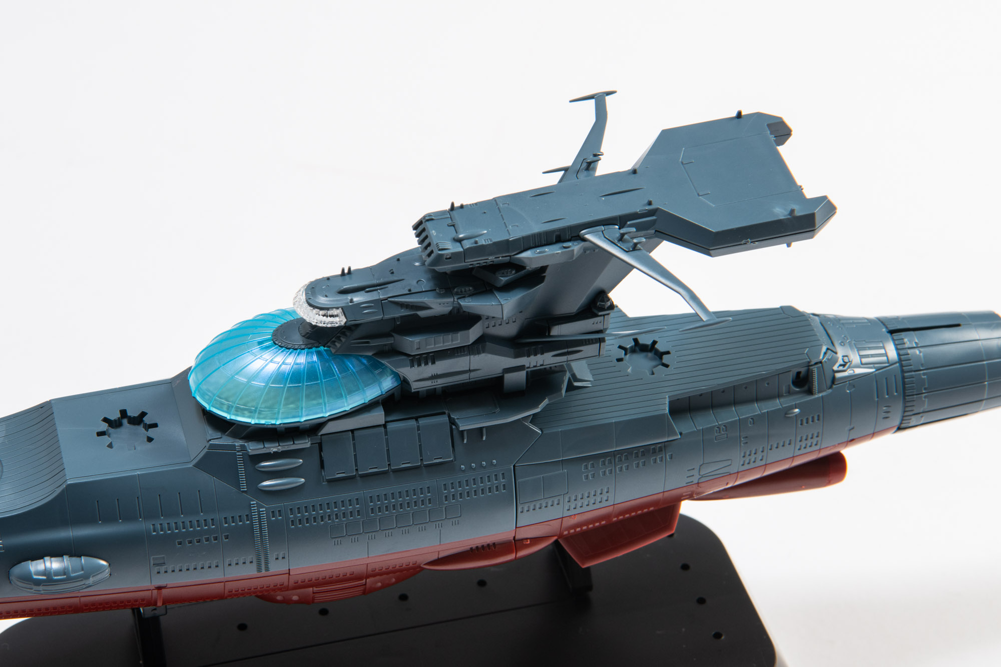 最後に艦橋後部艦載機発着甲板を取り付けて完成だ。残りは主砲や各種細かいパーツを取り付けていく。