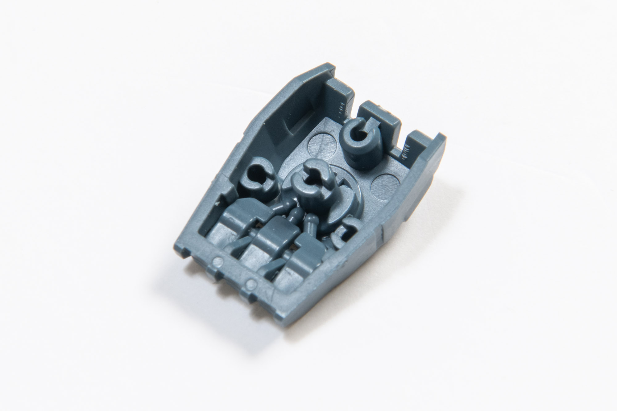 中に仕込むパーツはきれいに切り取らないとはまりにくいため、バリを丁寧に取ることをおすすめする。