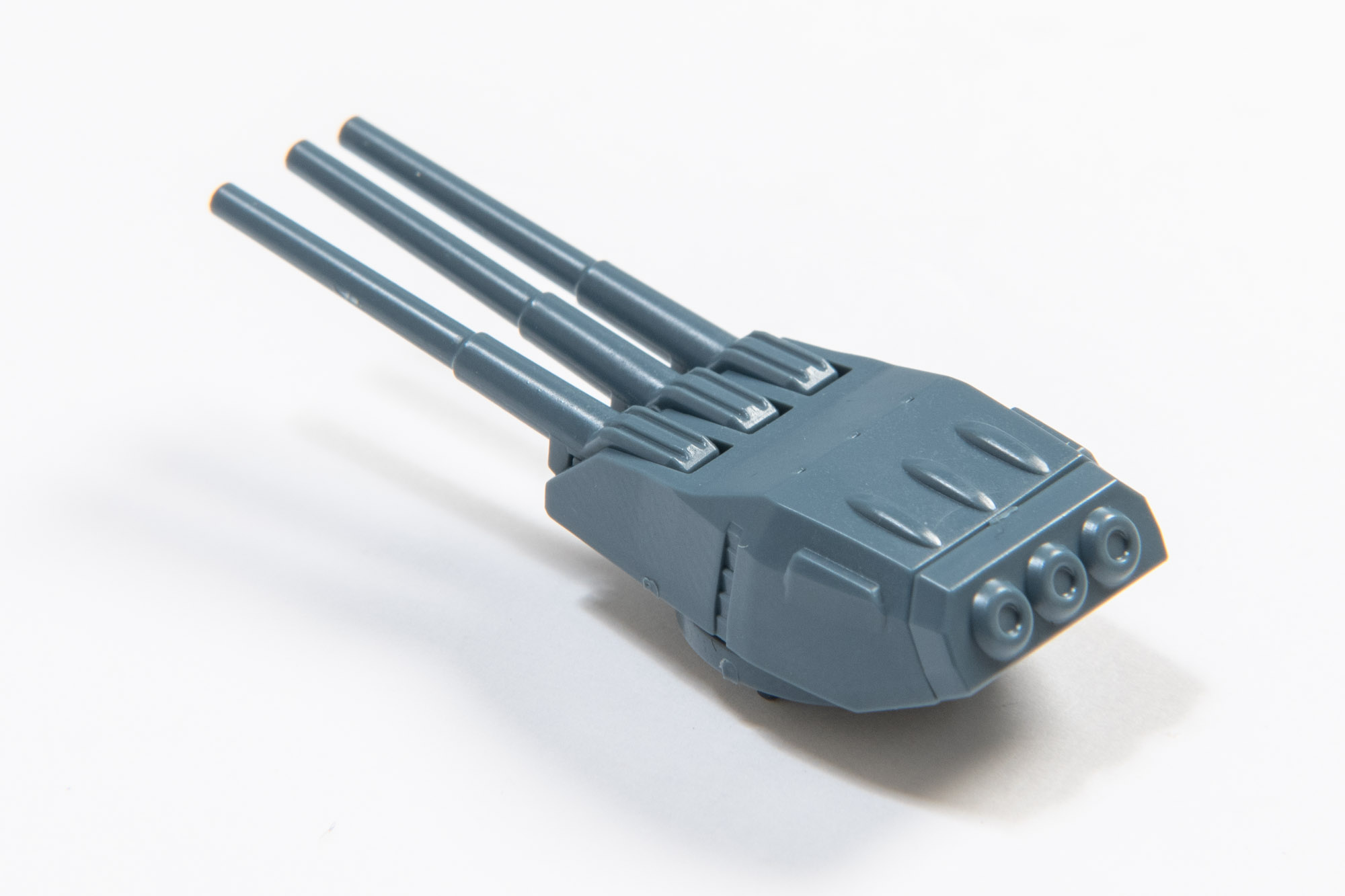 主砲が完成。3基並ぶと威圧感がある。