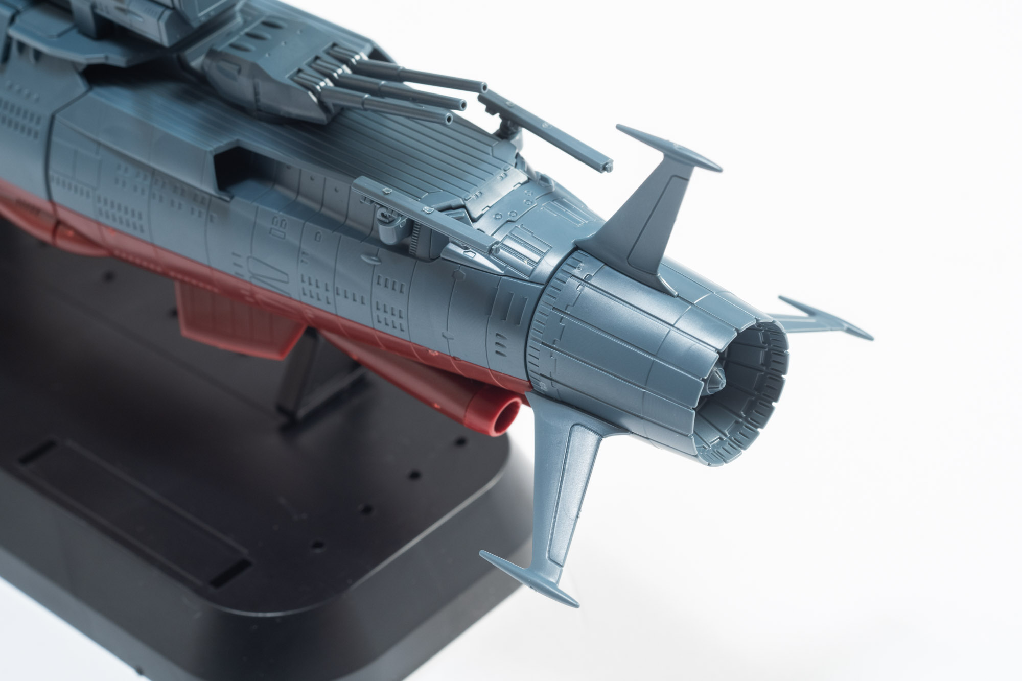 後方のカタパルトは可動させることもできる。