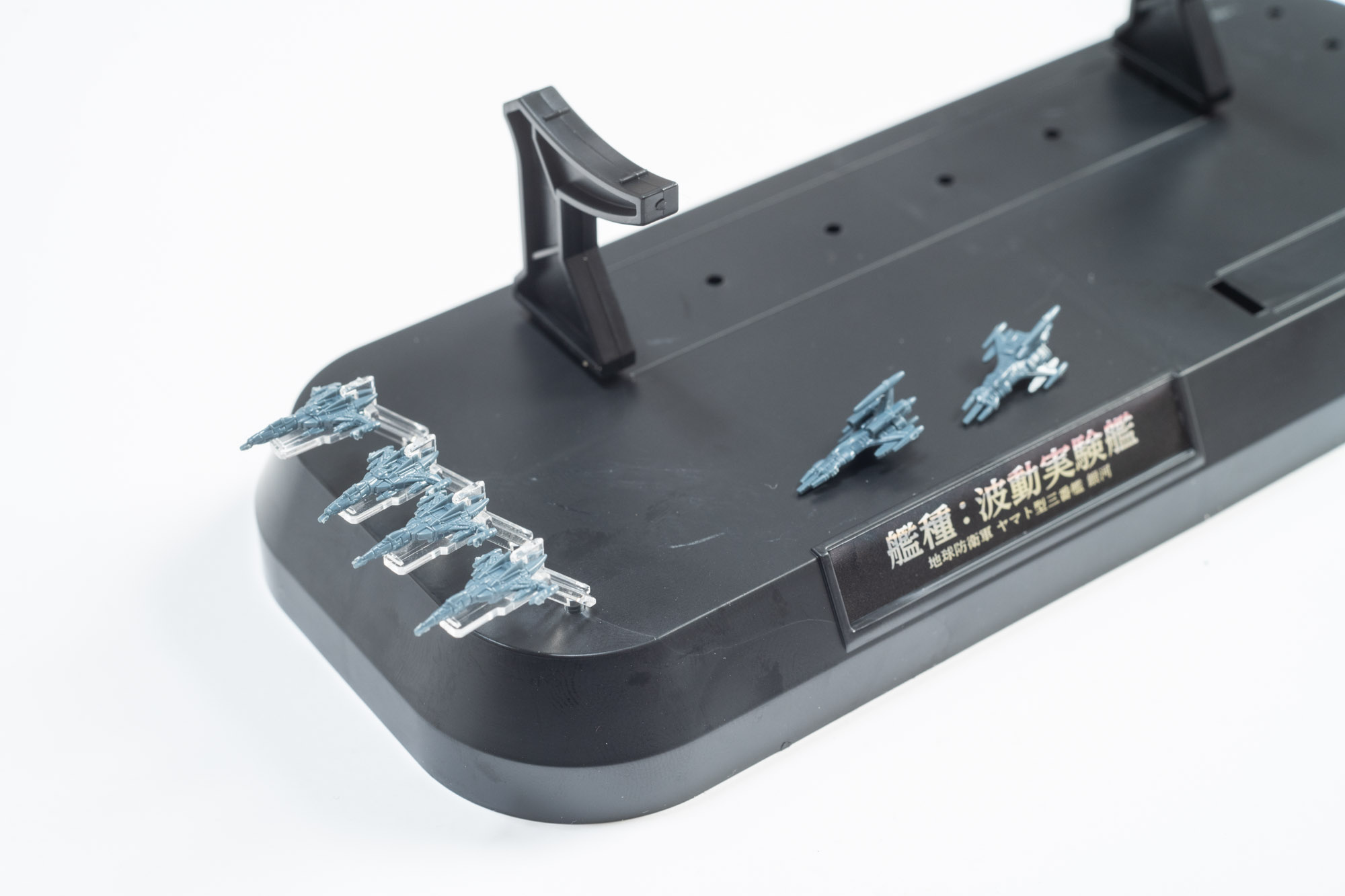 艦載機のコスモタイガーII、コスモゼロ、ブラックバードを配置。