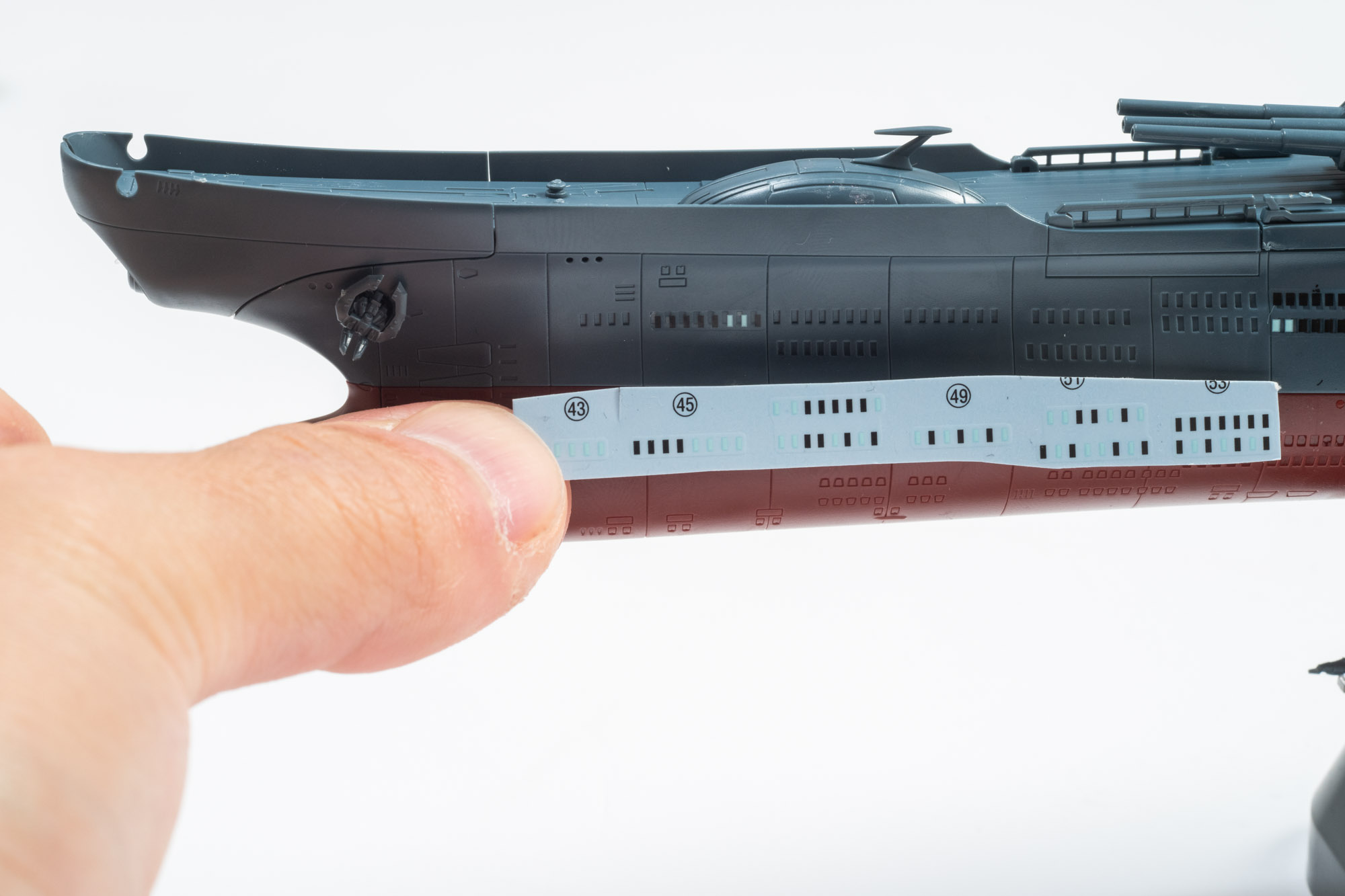 最後にデカールの貼り付けが本キットの山場になる。貼る前に当てて確認するとスムーズに貼れる。おおむね場所順に並んでいるので参考にするとより効率的だ。この貼り付け作業に1時間以上はかかった。