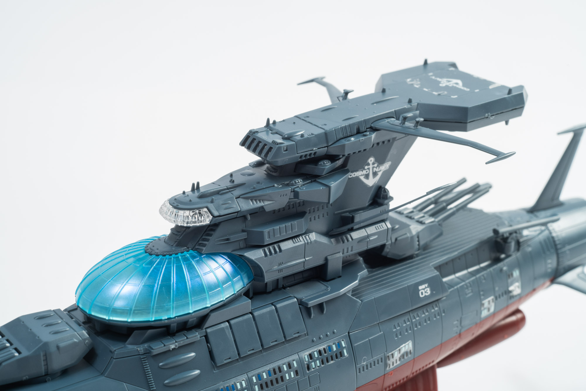 まずはコスモネイビーのデカールで存在感が増した艦橋。小さい兵装やモールドによる凹凸が質感を高めている。上部もぴったりサイズのデカールがありさまざまな方向から見て楽しめる。