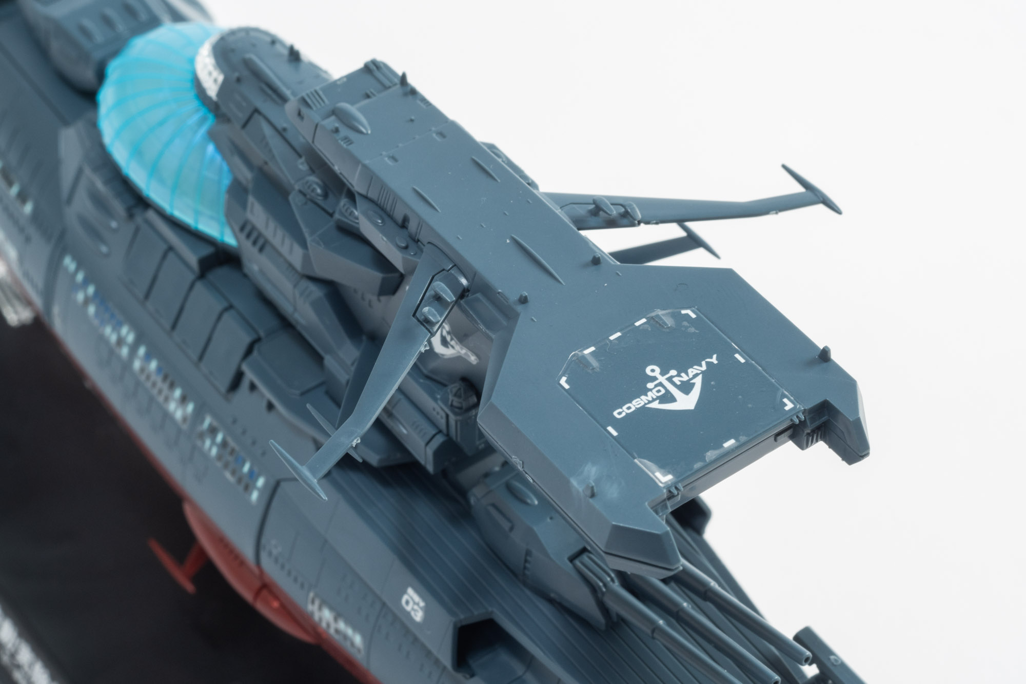 まずはコスモネイビーのデカールで存在感が増した艦橋。小さい兵装やモールドによる凹凸が質感を高めている。上部もぴったりサイズのデカールがありさまざまな方向から見て楽しめる。