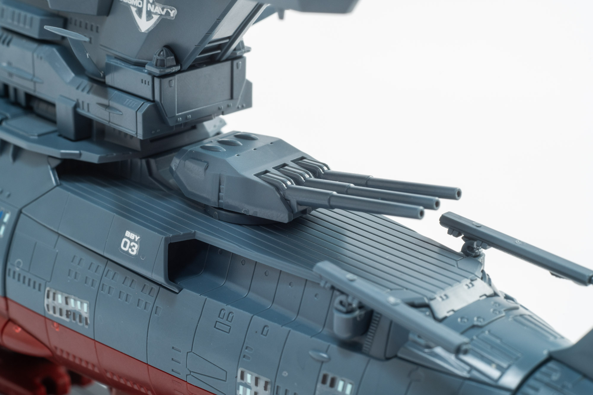 主砲塔は前方に2基、後方に1基の配置。各砲門は上下に可動し、砲塔基部は回転できる。主砲エフェクトを装着するとこのように原作を再現することも可能だ！