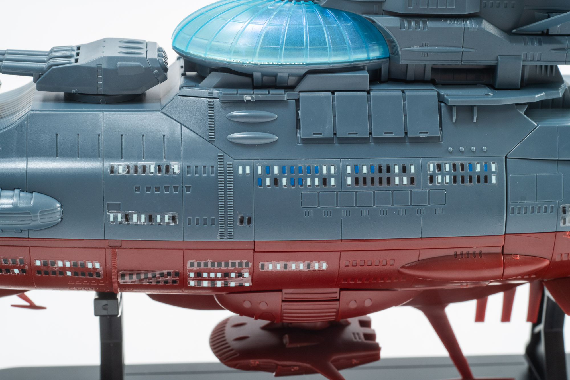 デカールについては、今回は全てを貼っていない。デカールを貼った後に船体を触ると剥がれてしまうこともあるので完成後の取り扱いは特に慎重にしたい。