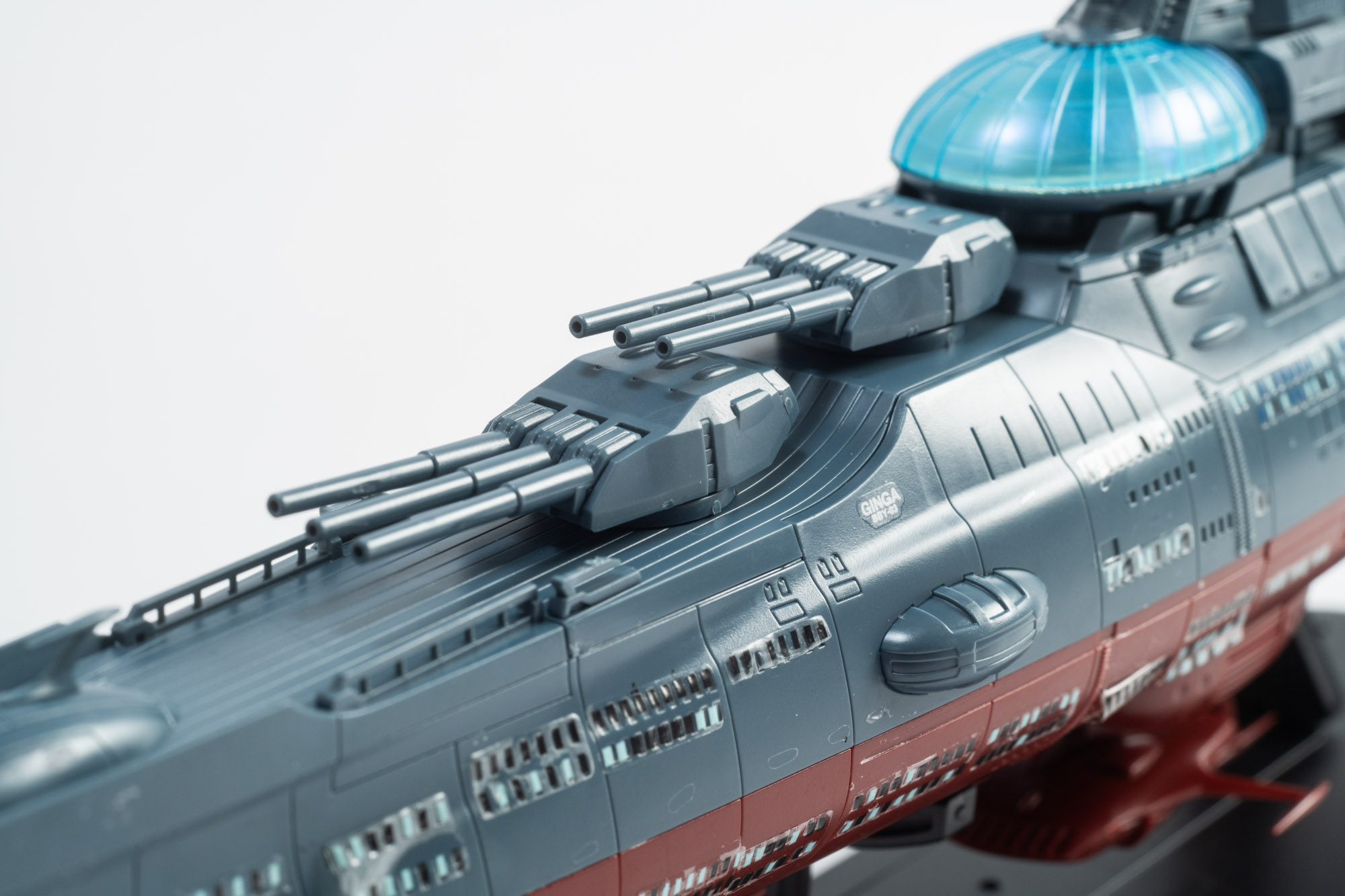 主砲塔は前方に2基、後方に1基の配置。各砲門は上下に可動し、砲塔基部は回転できる。主砲エフェクトを装着するとこのように原作を再現することも可能だ！