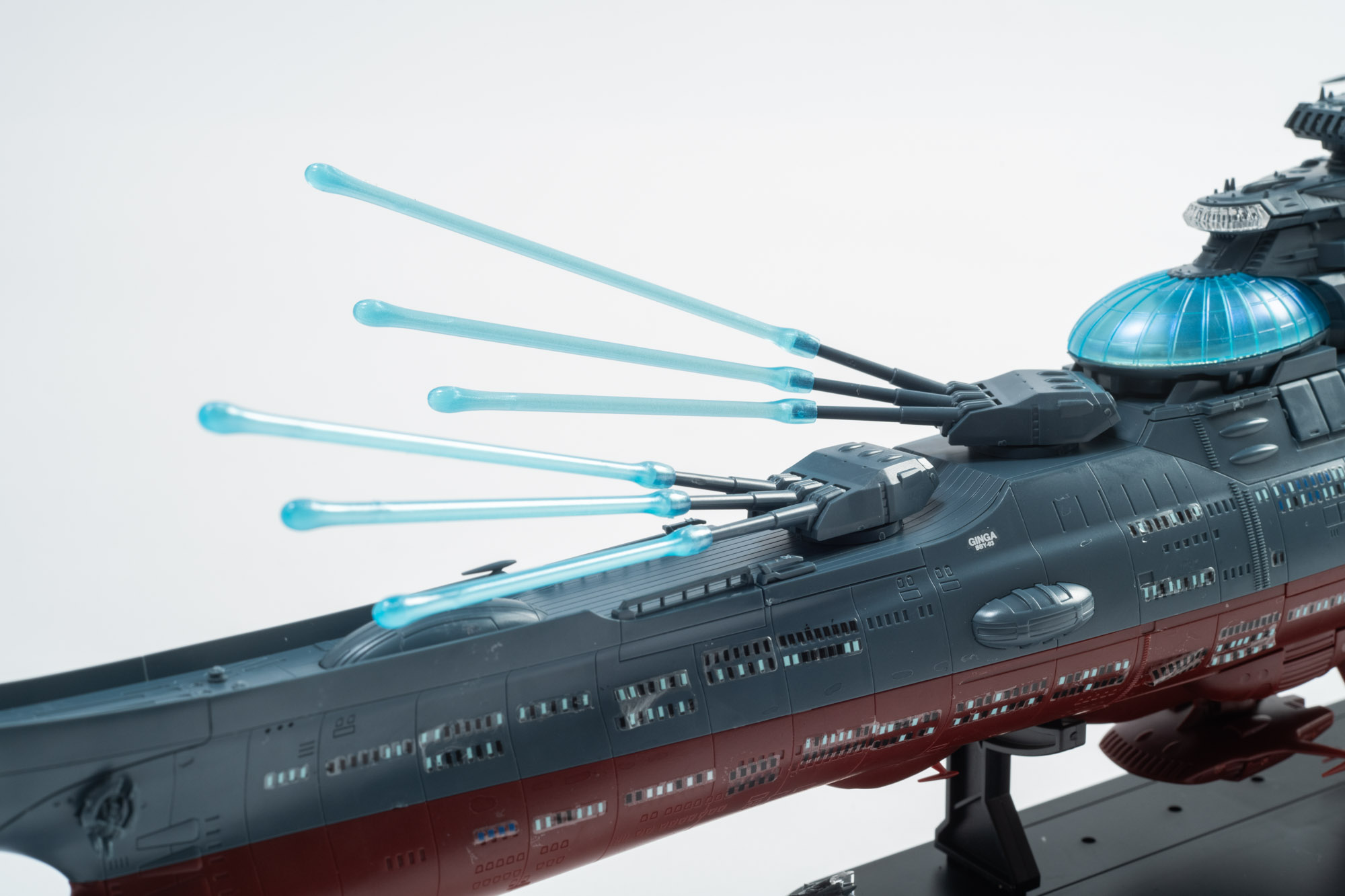 主砲塔は前方に2基、後方に1基の配置。各砲門は上下に可動し、砲塔基部は回転できる。主砲エフェクトを装着するとこのように原作を再現することも可能だ！