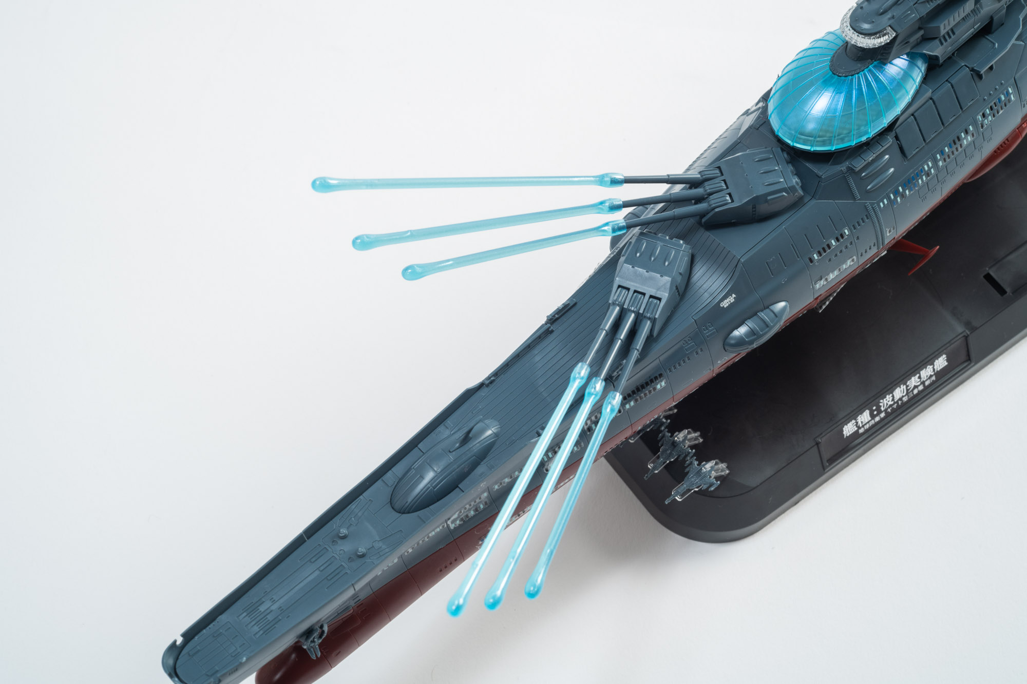 主砲塔は前方に2基、後方に1基の配置。各砲門は上下に可動し、砲塔基部は回転できる。主砲エフェクトを装着するとこのように原作を再現することも可能だ！