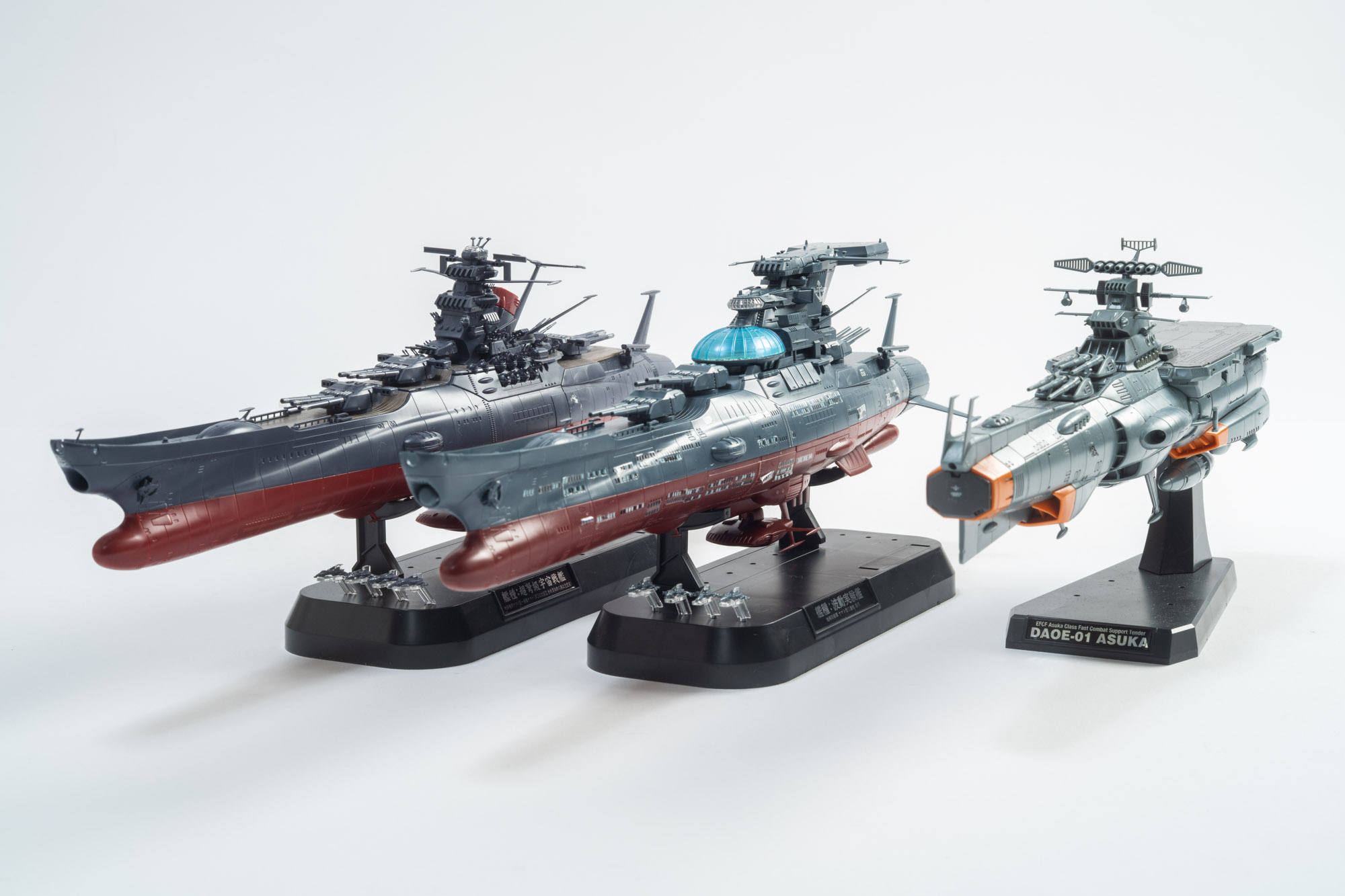 「1/1000 宇宙戦艦ヤマト3199（第3次改装型：参戦章叙勲式典記念塗装）」、「1/1000 地球防衛軍アスカ級補給母艦/強襲揚陸艦 DX」と並べる。
