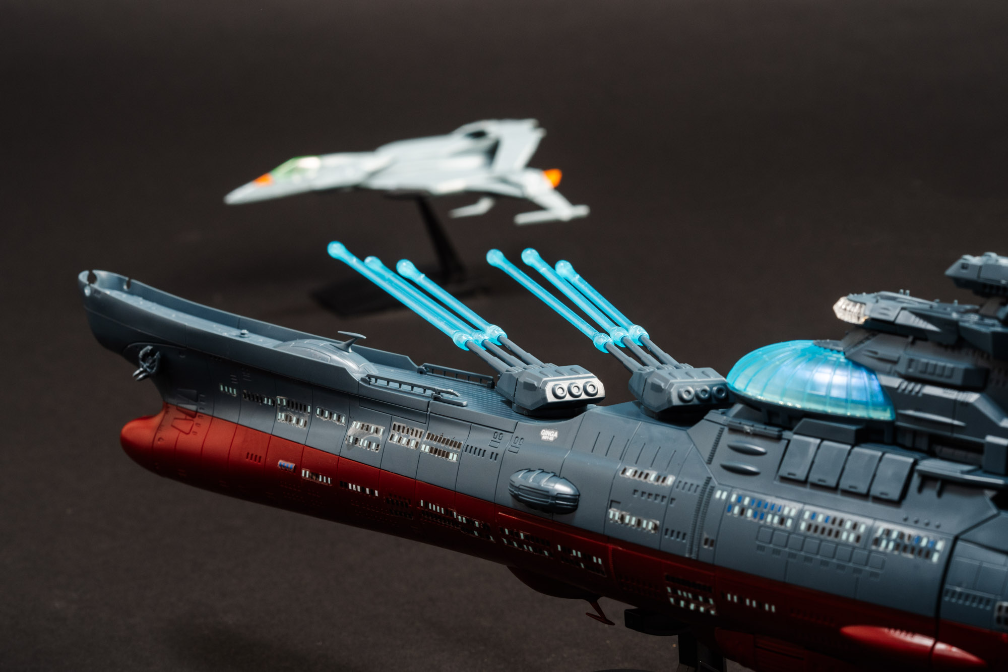 今回は台座に乗せたままで撮れるアングルで撮影した。銀河は主砲エフェクトを装着して少し斜めにするだけで動きを出すことができるので面白い。