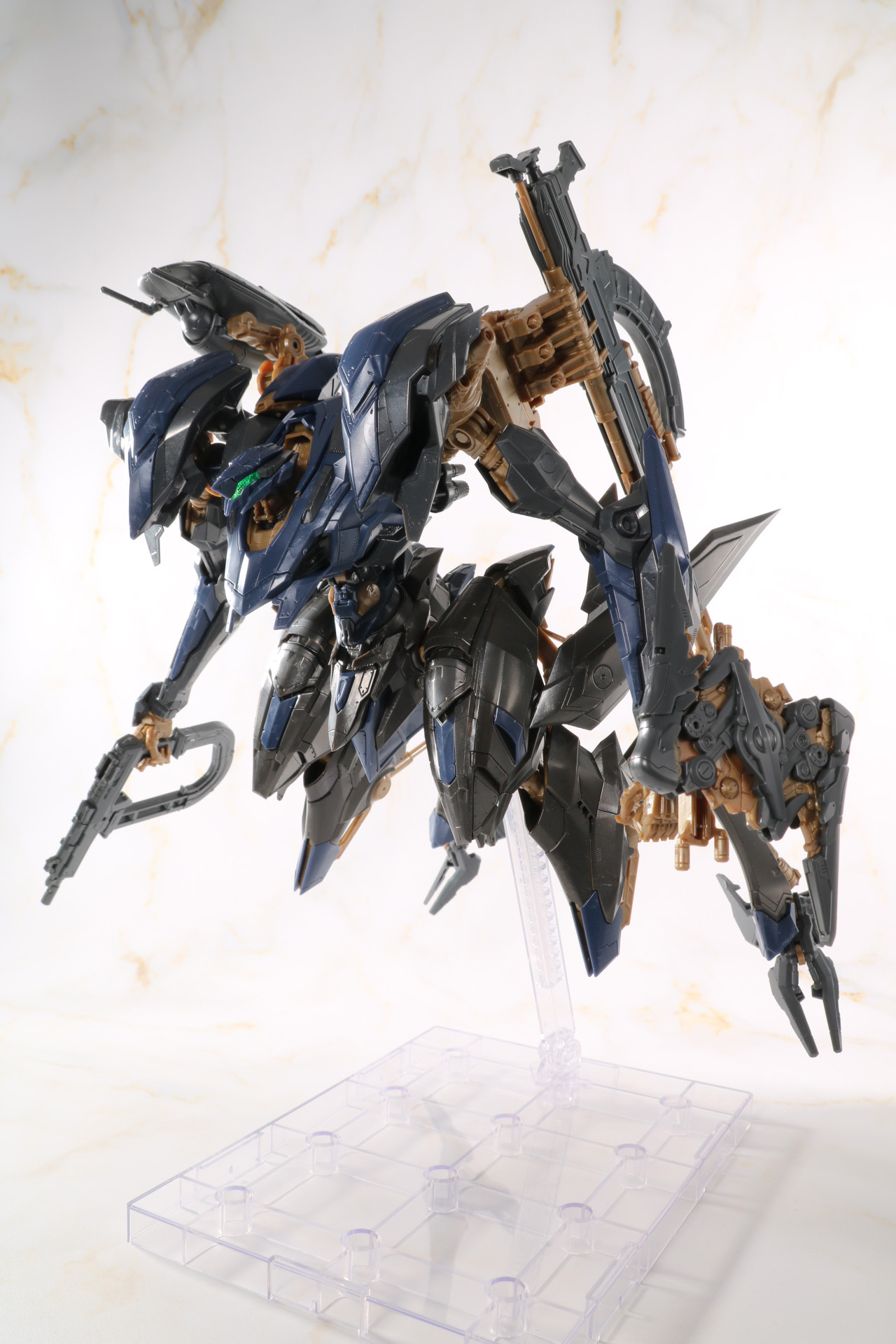 別売りの「フライングベース・ネオ」でポージングの幅が広がる