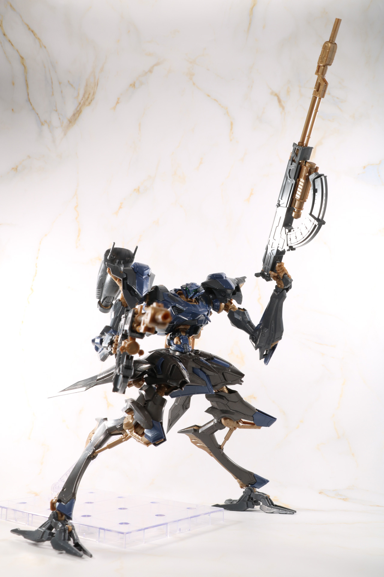 コトブキヤショップ限定特典「追加武装パーツ」のバーストライフルと合わせて両手持ち状態