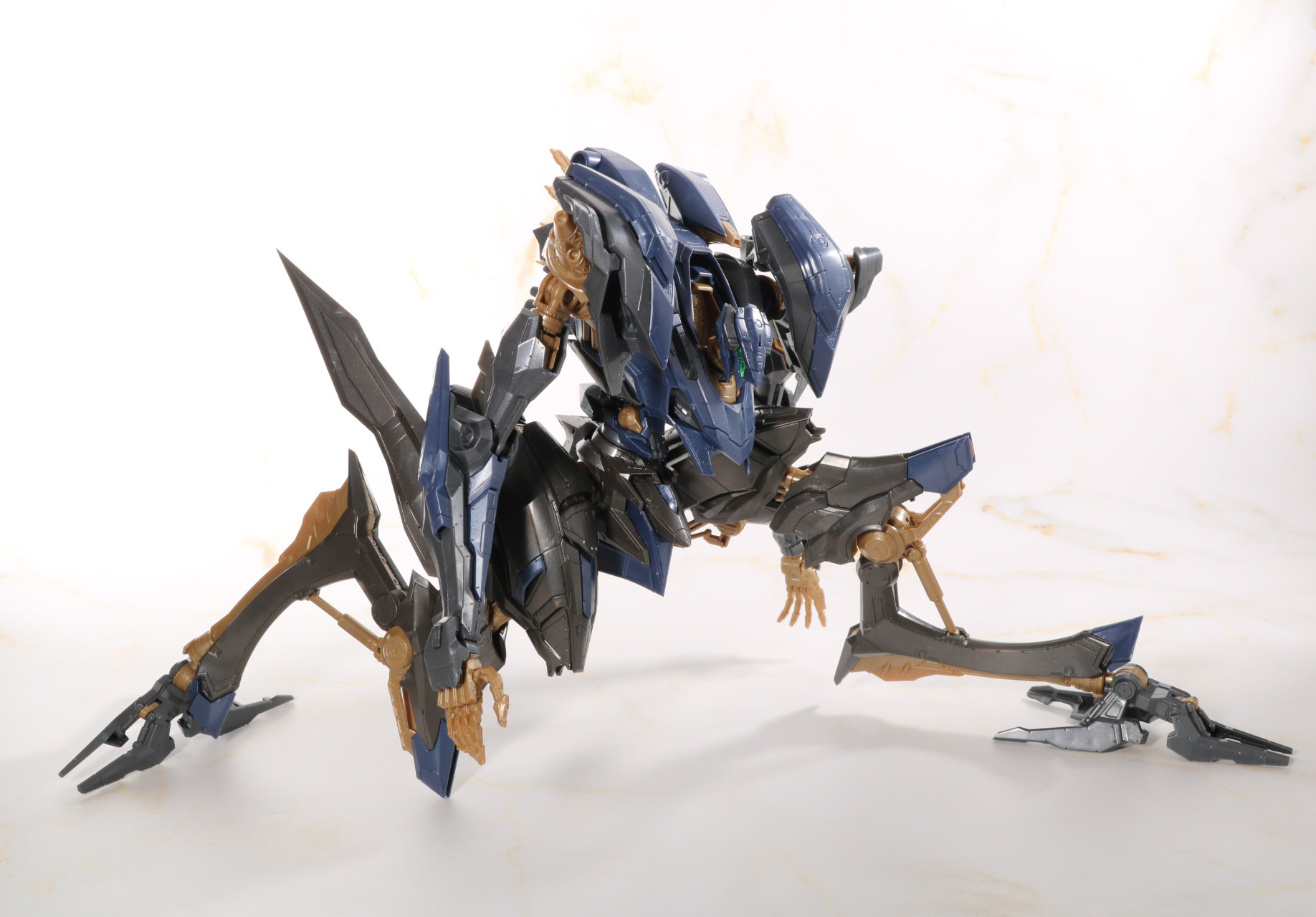 各部は大きく可動し、低い姿勢を取ることができる