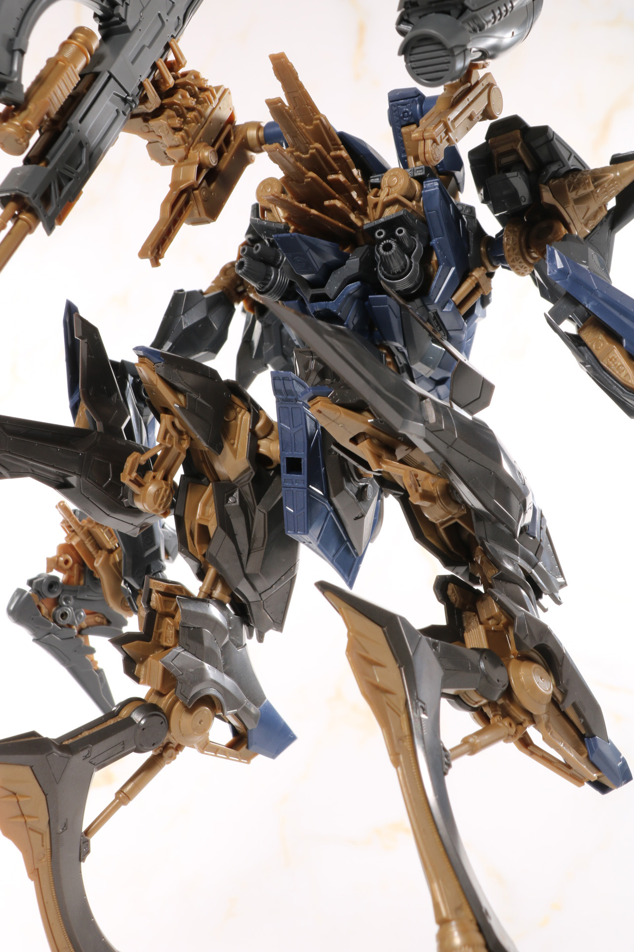 アサルトアーマー発動時の濃密な背中