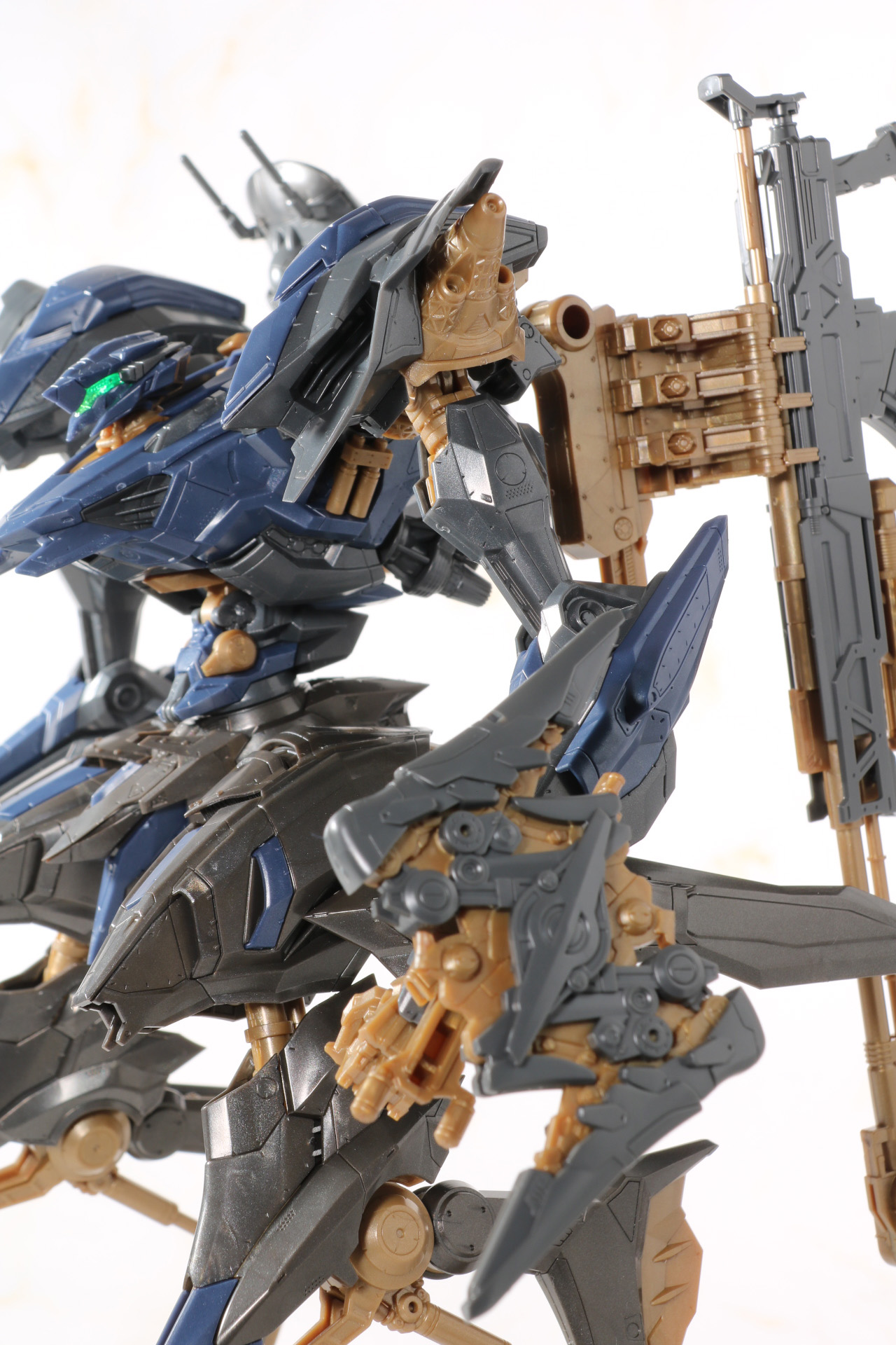 腕部や腰回りのスマートな造形