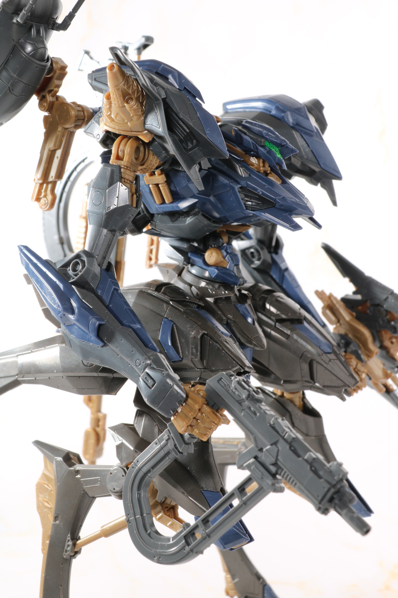 背面も濃密なパネルラインが映える。また、腰部にはディスプレイ用のジョイント穴が設けられている