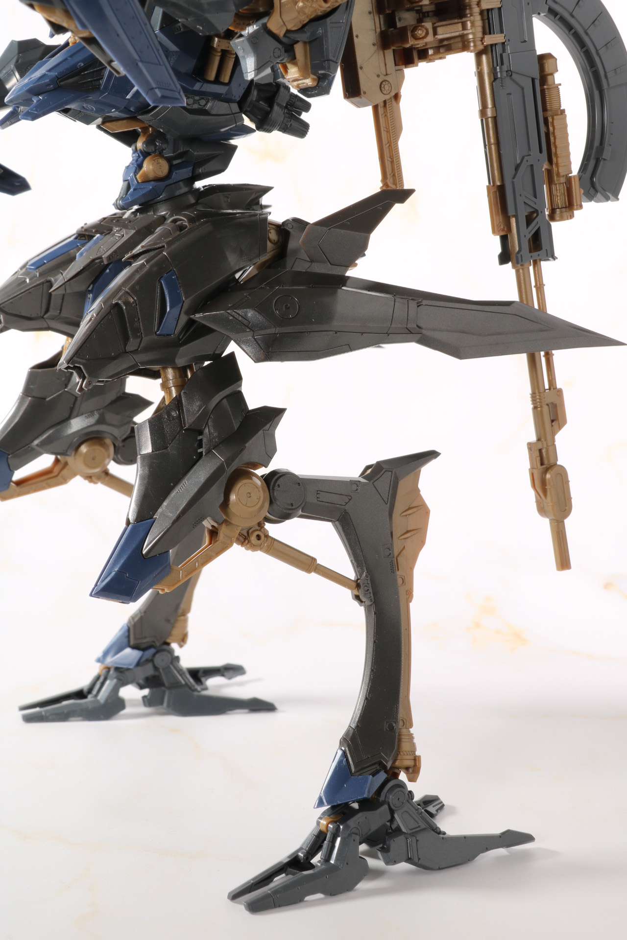 極限まで軽量化した脚部。特徴的な太ももから膝にかけた造形も細かく再現されている