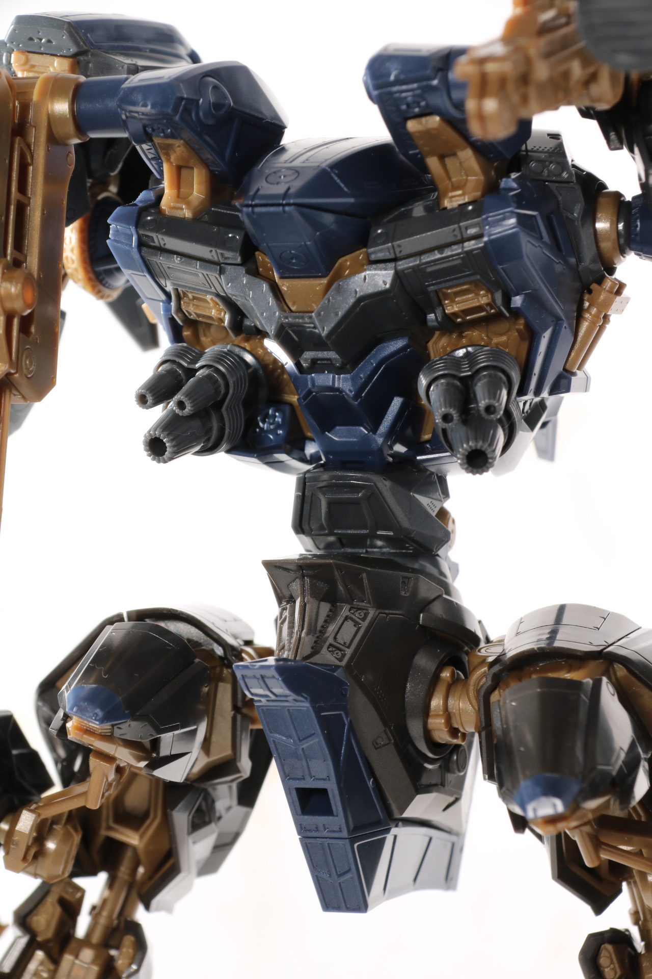 背面も濃密なパネルラインが映える。また、腰部にはディスプレイ用のジョイント穴が設けられている