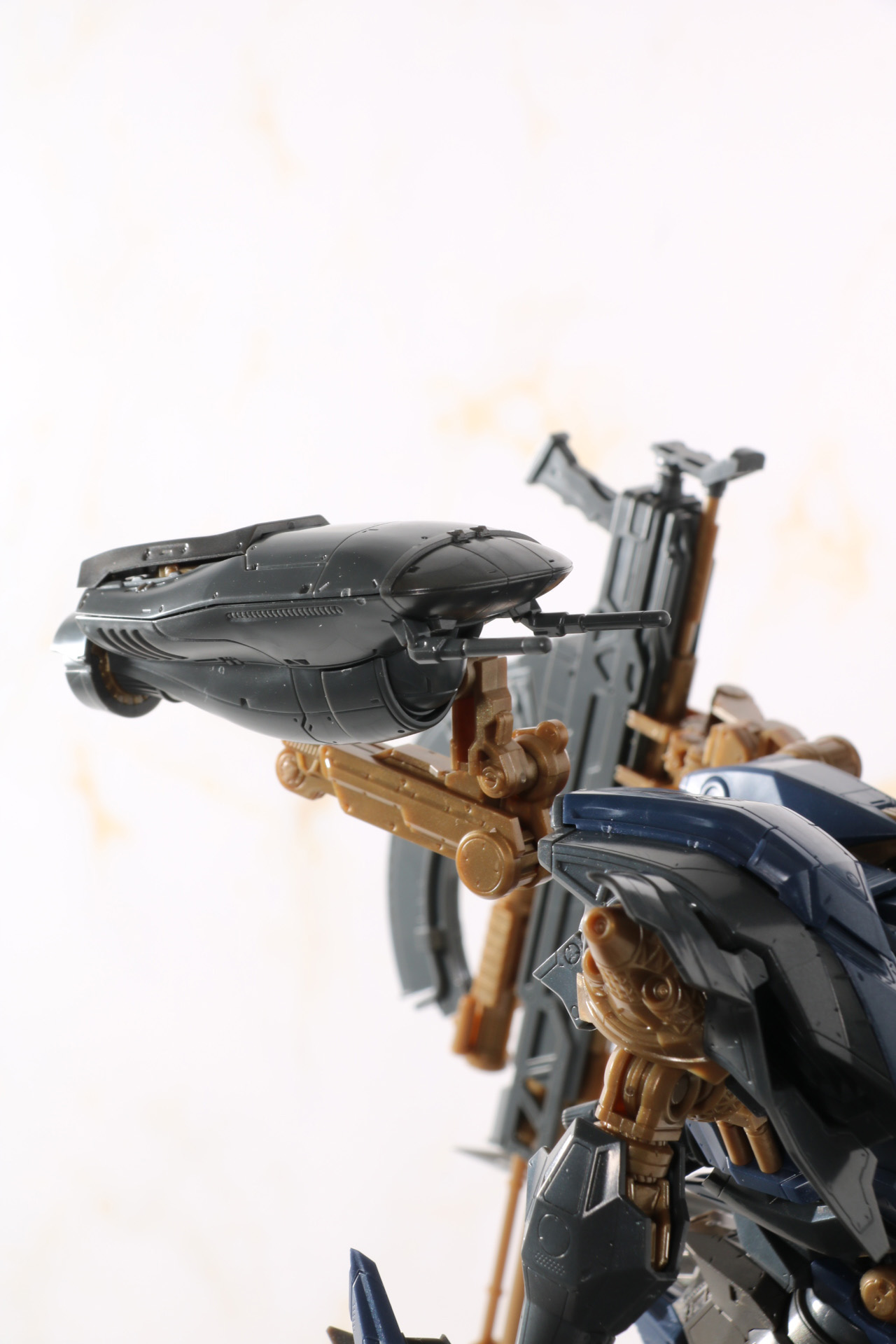 ウェポンハンガーは軸可動でゲーム内アクションを再現