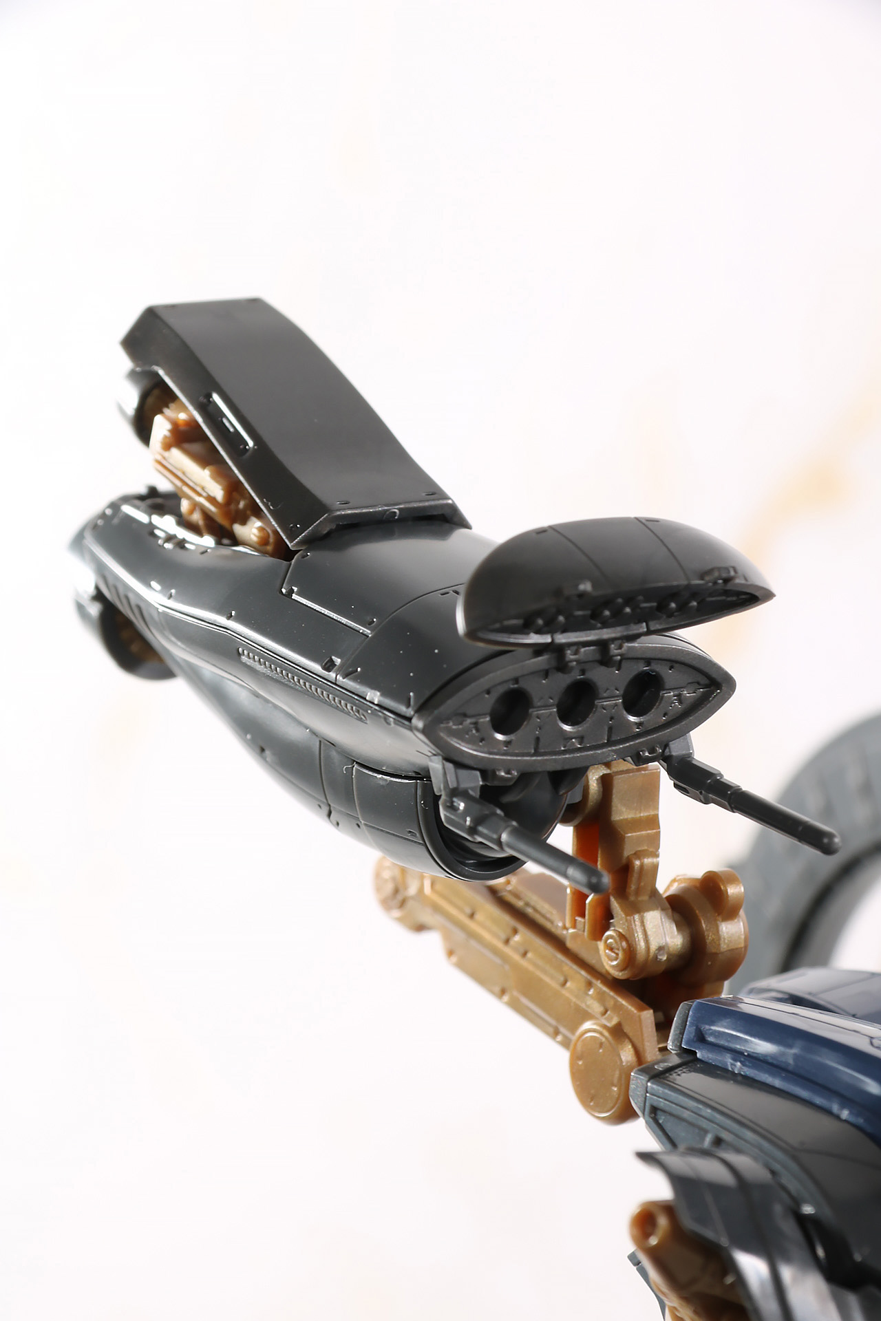 プラズマミサイルはパーツの差し替えで発射状態を再現可能