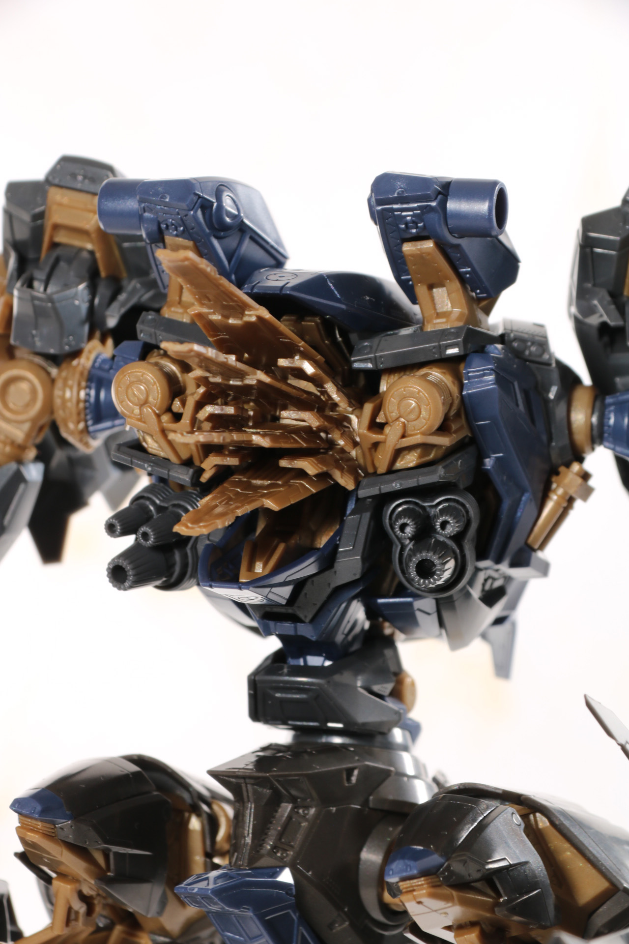 パーツ差し替えで背面のコア展開状態を再現できる