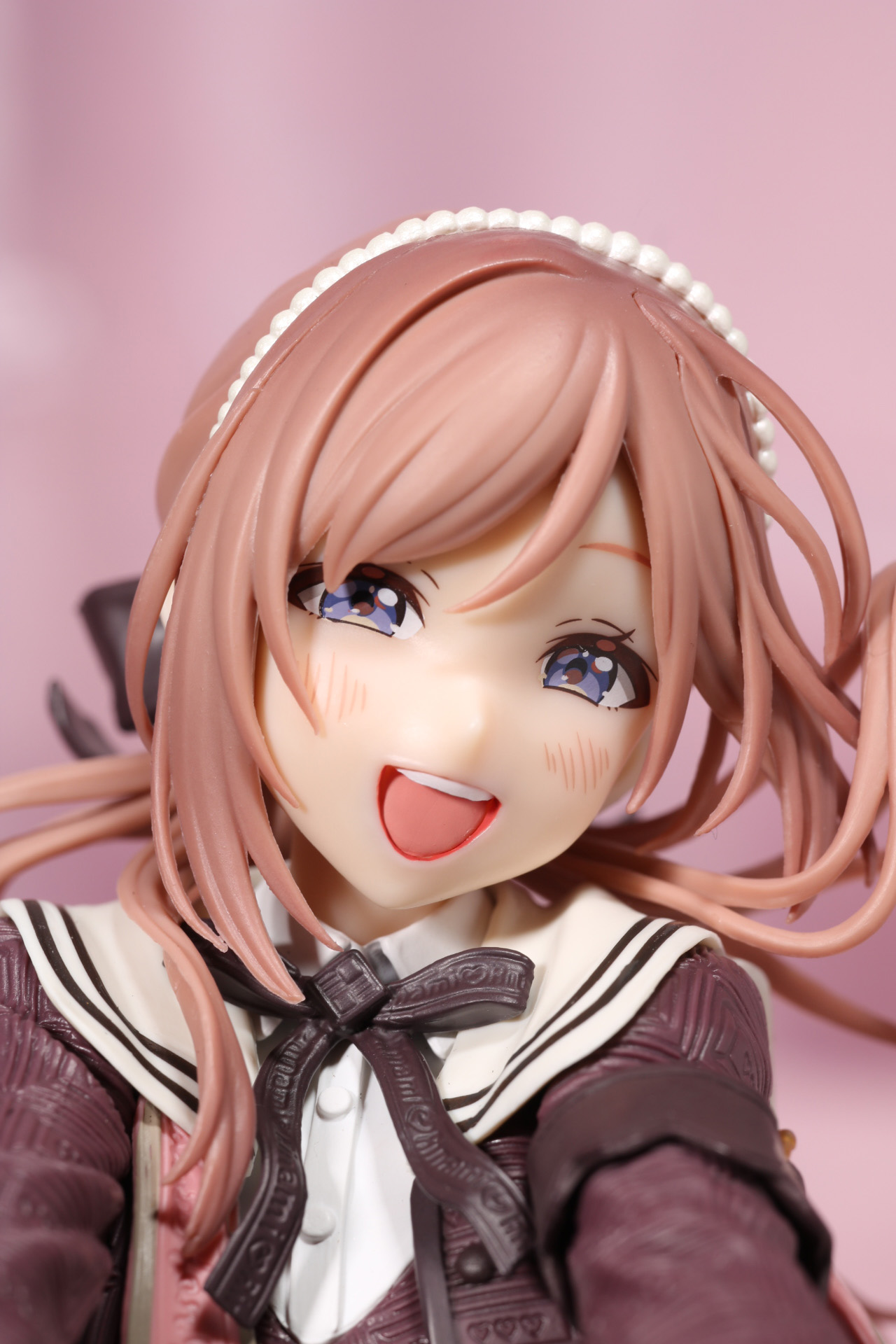 足元はシンプルにローファーとなっている