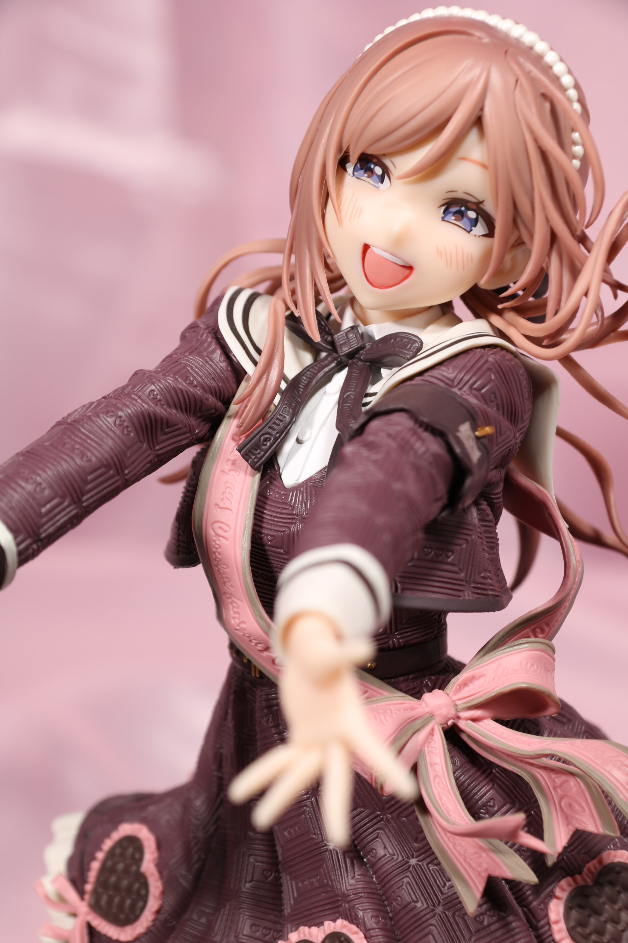 大きく手を前に出したポージング