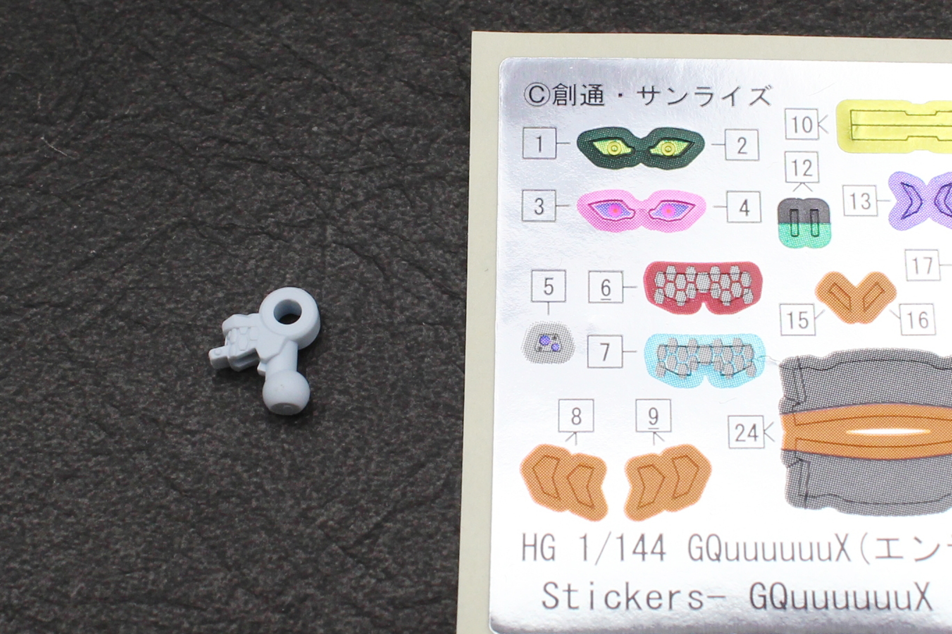 頭部の組み立て。口内とカメラアイは2種類のシールのいずれかを選択する仕様だ