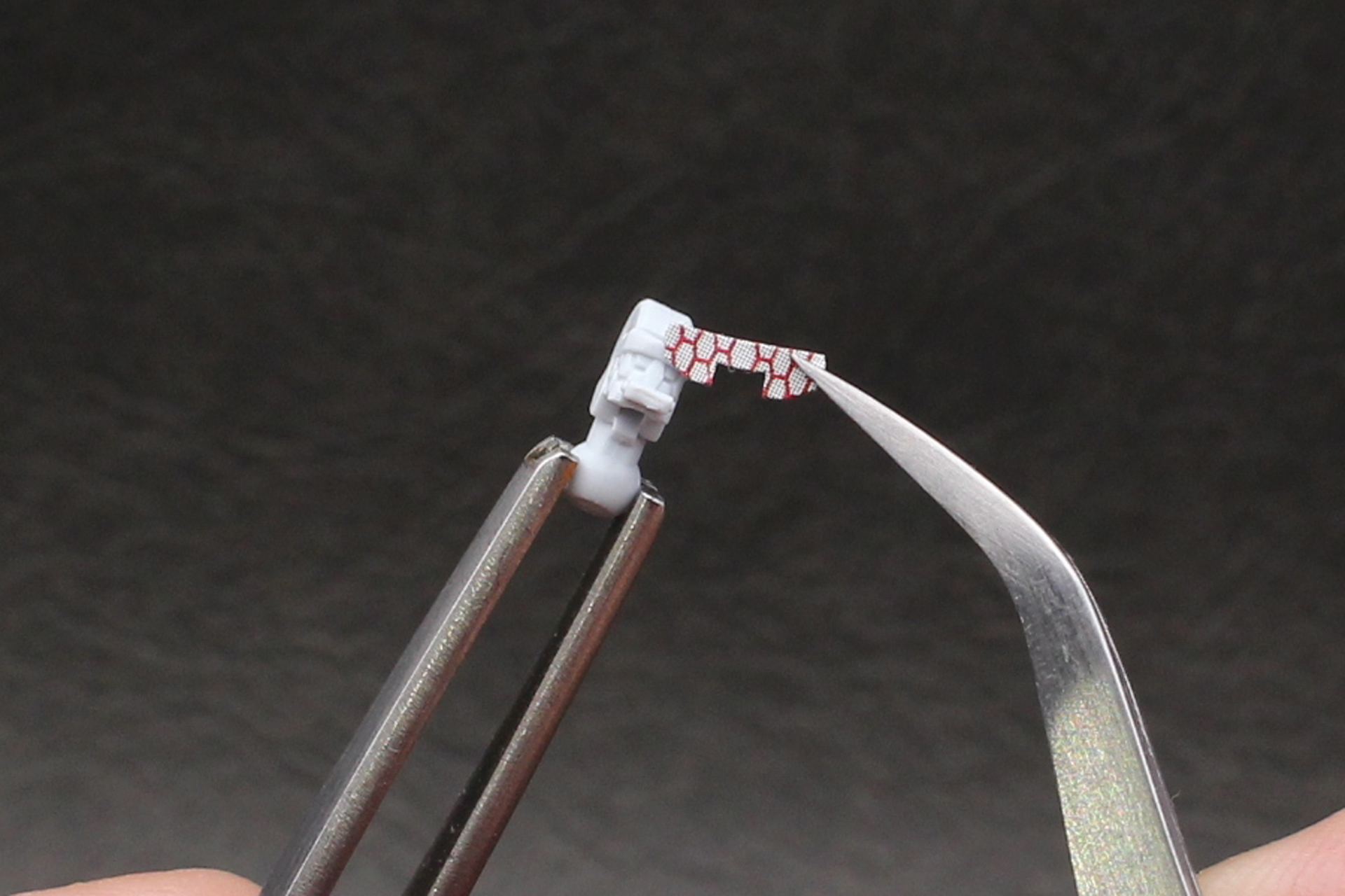 シールはかなり小さいものがあるので、先細のピンセットを用意すると貼りやすくなる