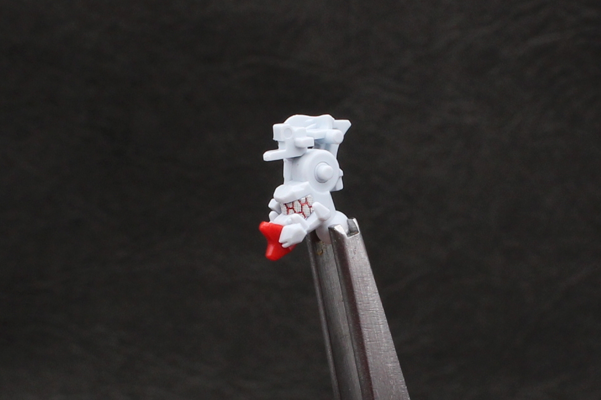 顎と頭部の可動パーツを取り付ける