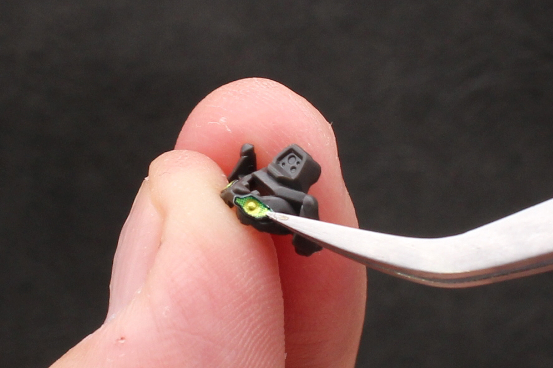 カメラアイのシールを貼る。「HG 1/144 GQuuuuuuX」のそれとは異なり、瞳のようなモールドがある