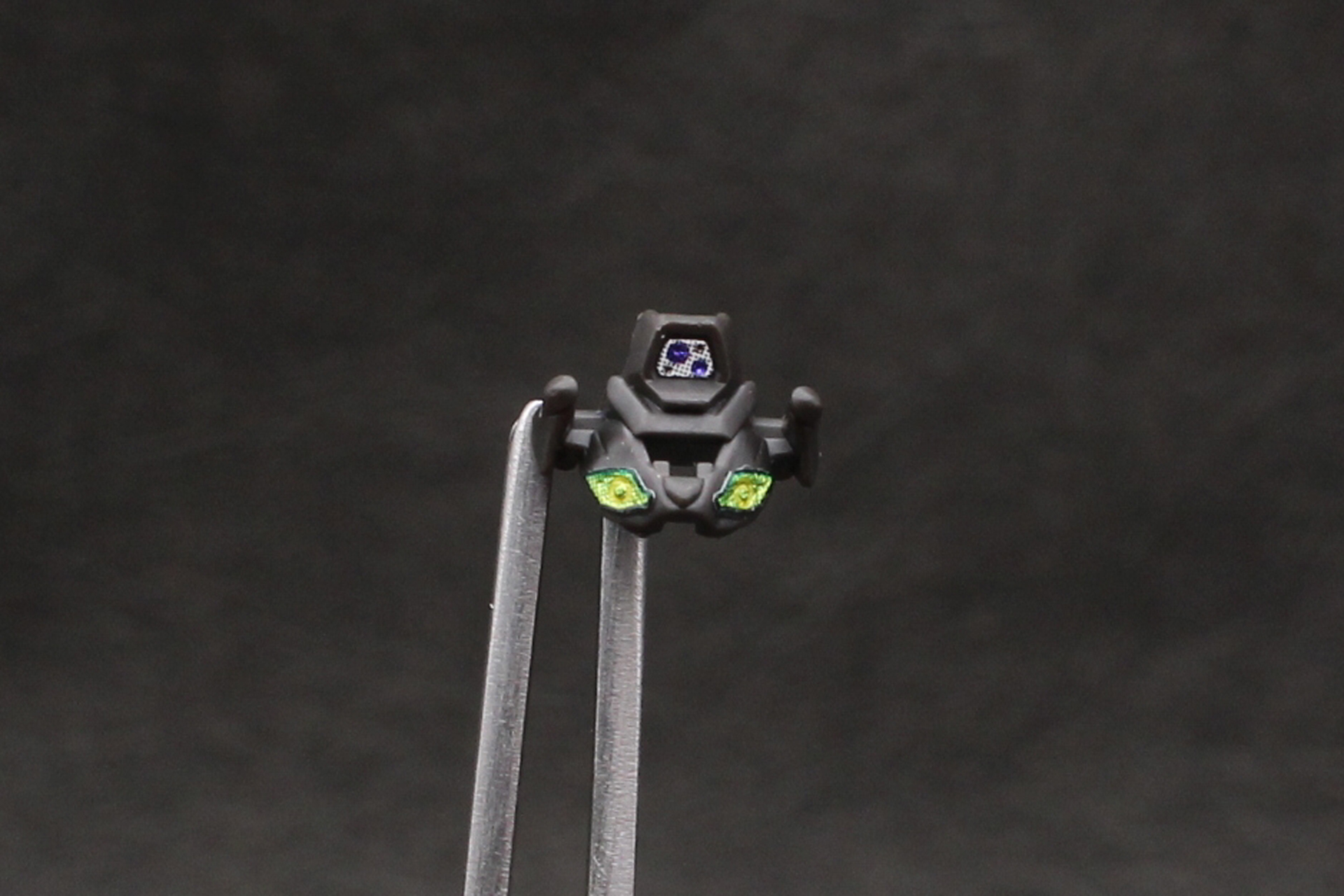 額のカメラにもシールを貼る