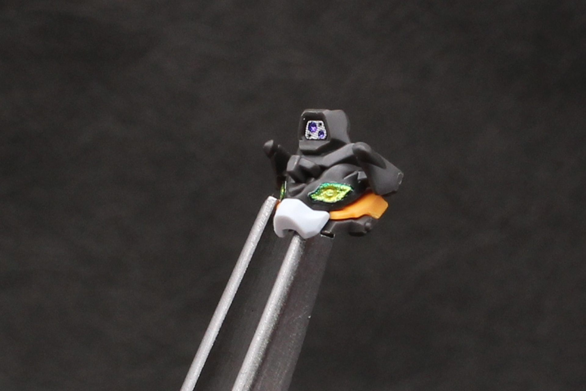 鼻と頬のパーツを取り付ける