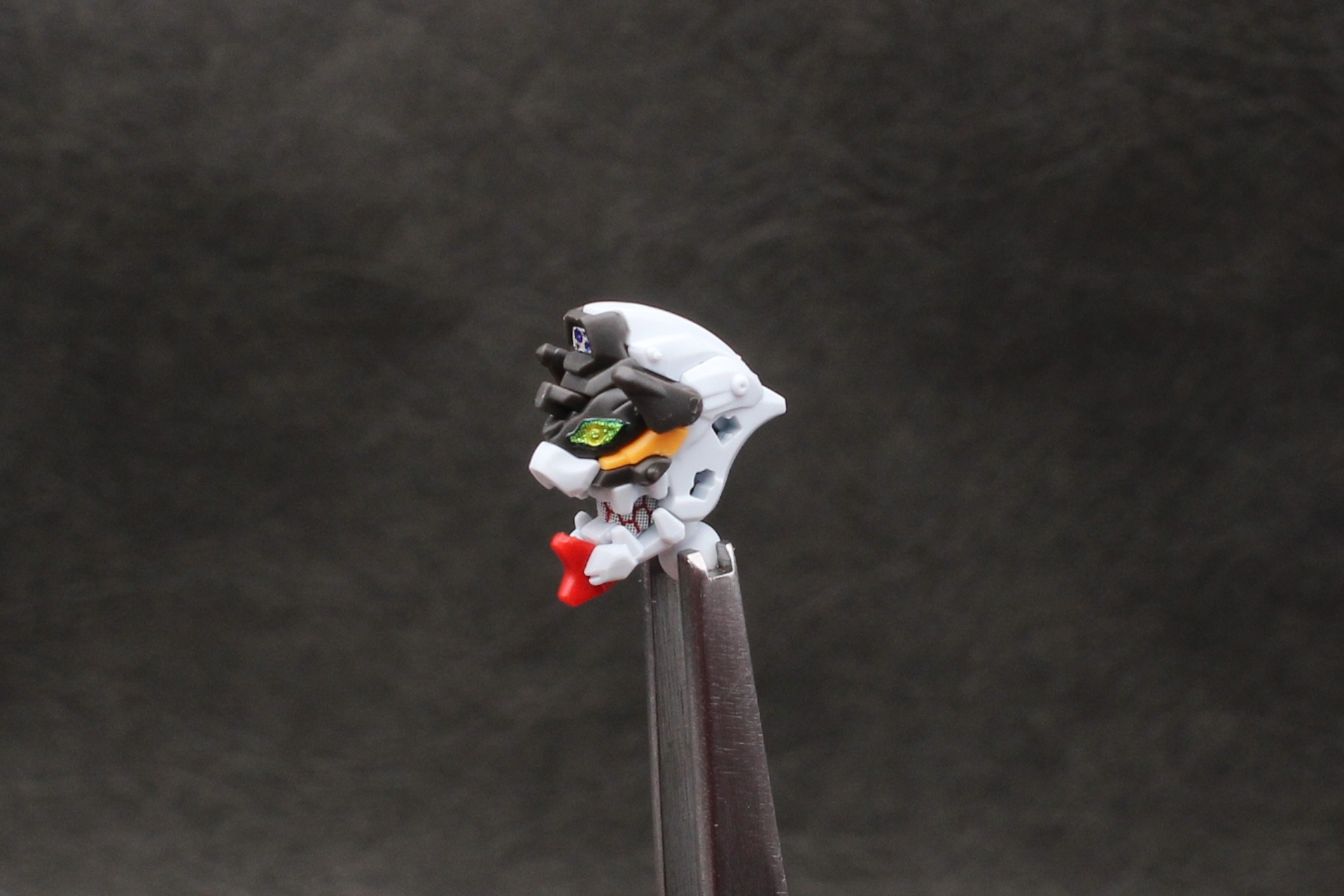 組み立てたパーツを合わせて口を閉じる