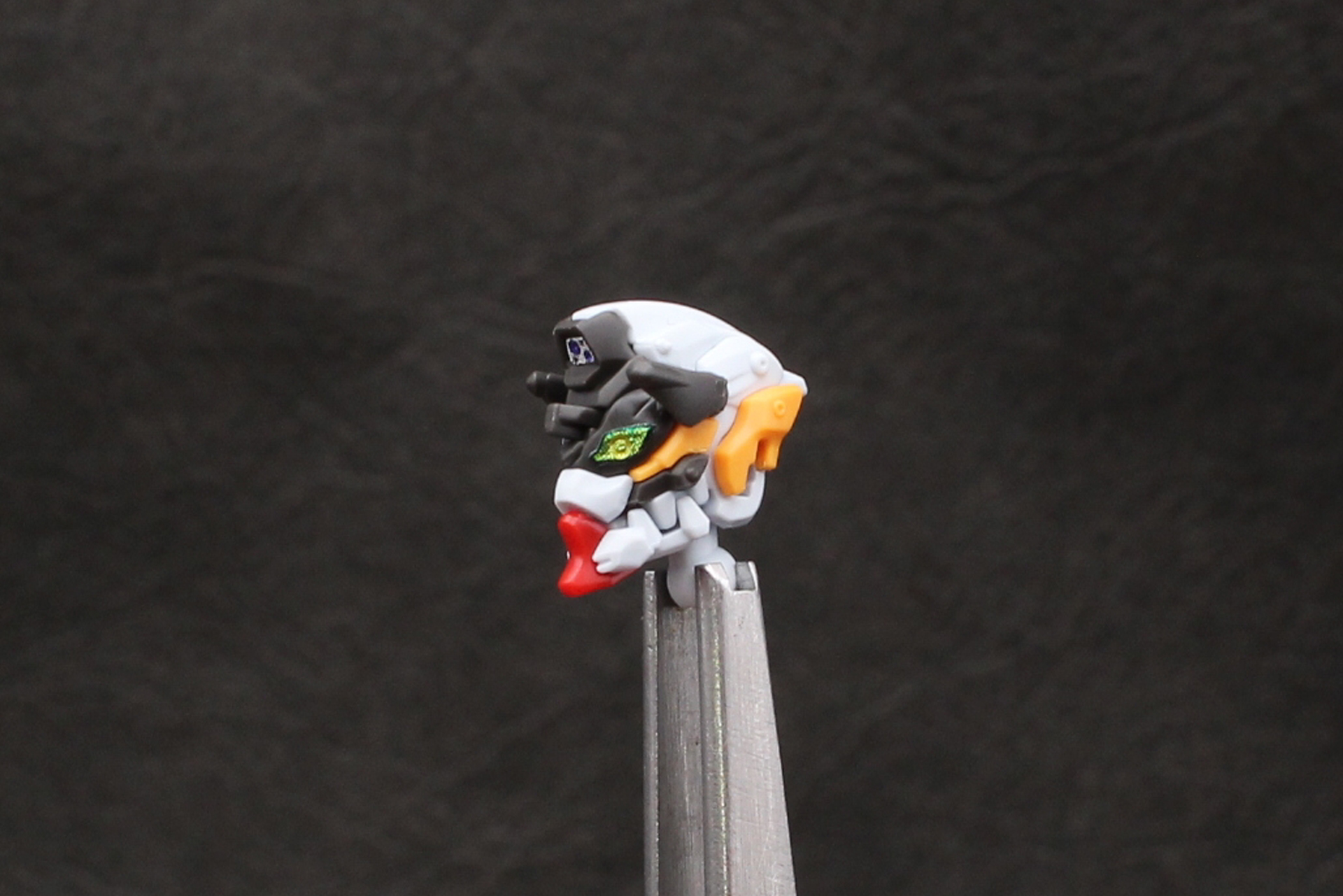 組み立てたパーツを合わせて口を閉じる