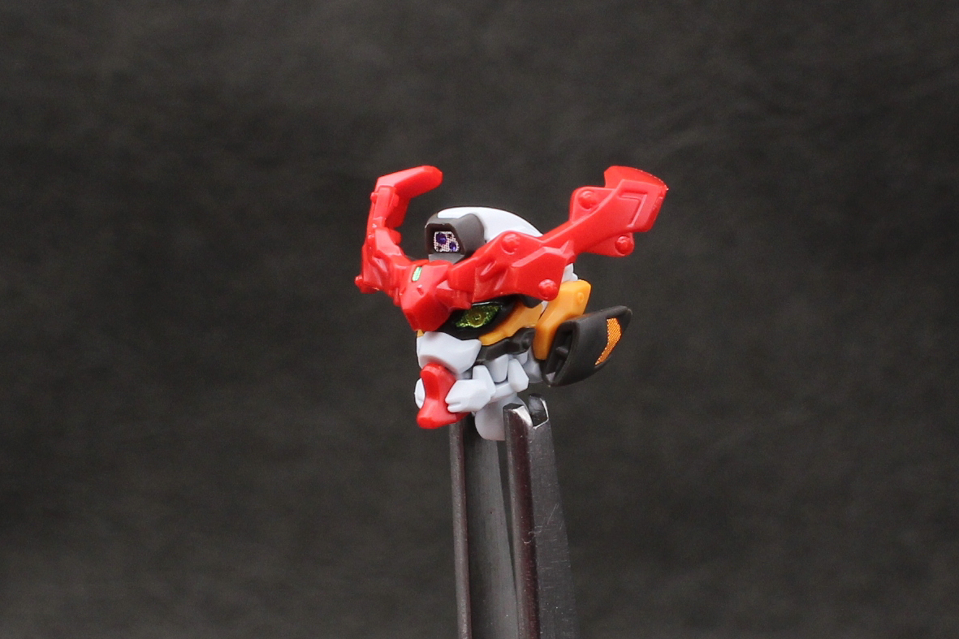 アンテナと耳のパーツを取り付けて完成。耳にはシールを貼っている