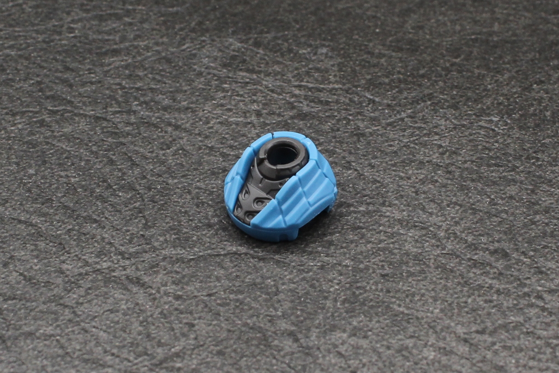 胴体の組み立て。首関節を組み立てる