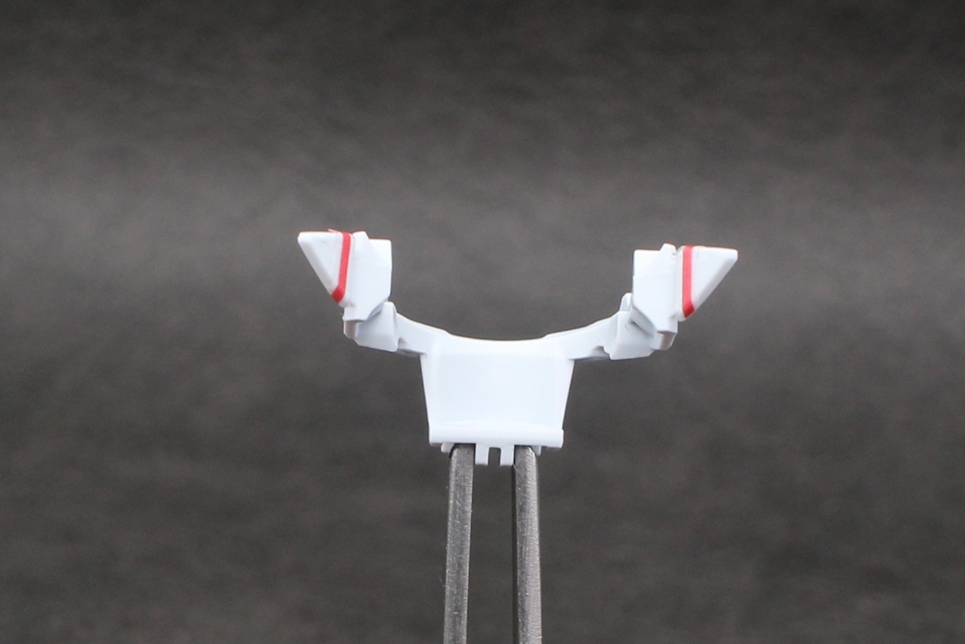 襟の後ろ側にマーキングシールを貼る