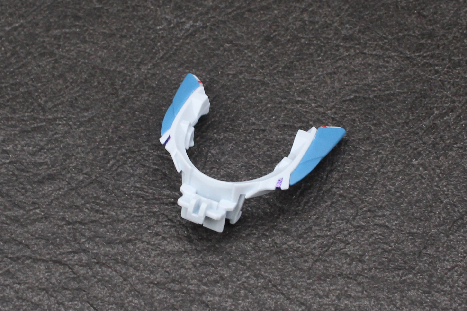 襟のパーツを組み立てる