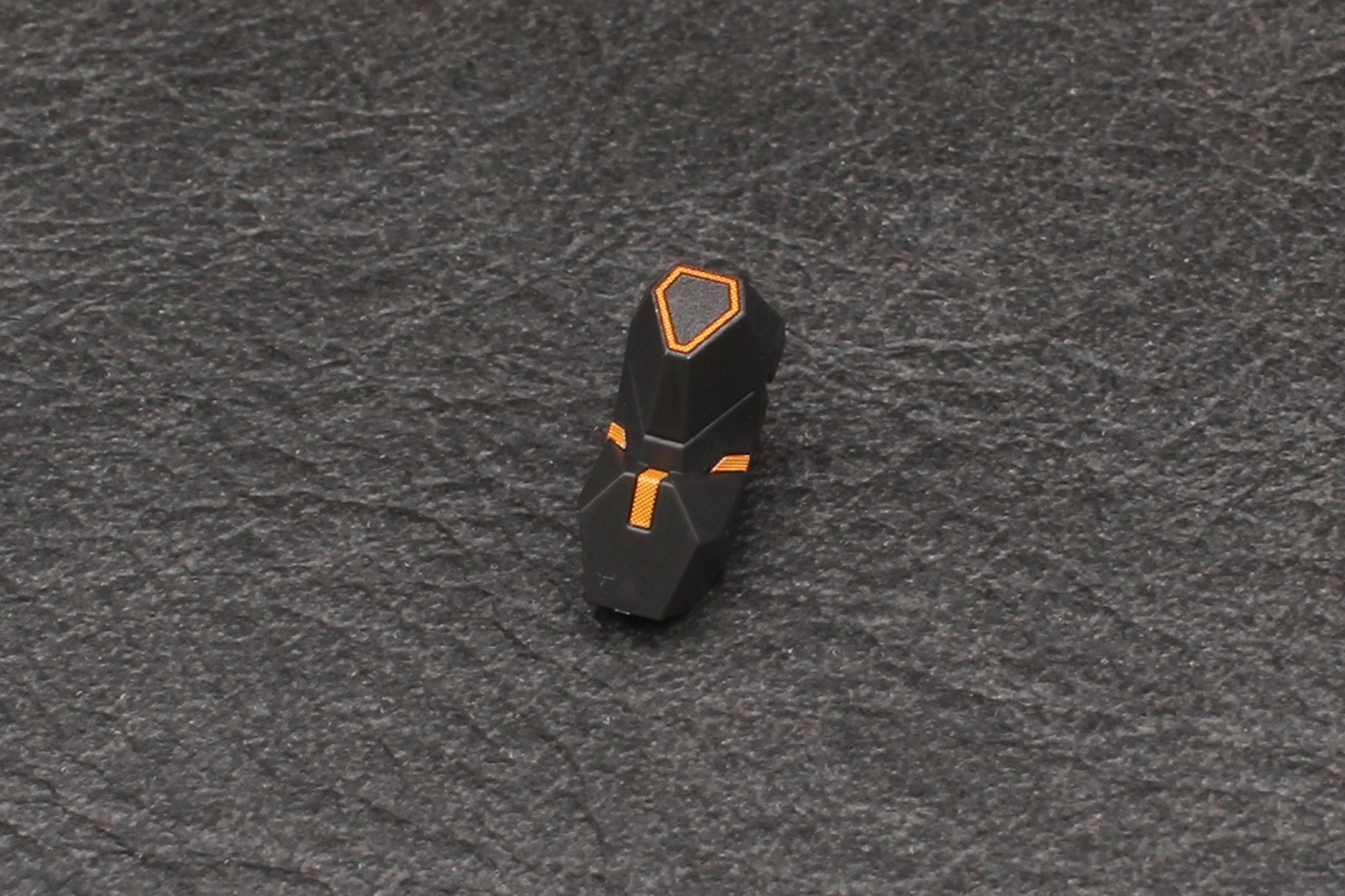 胸部前面のパーツにシールを貼る