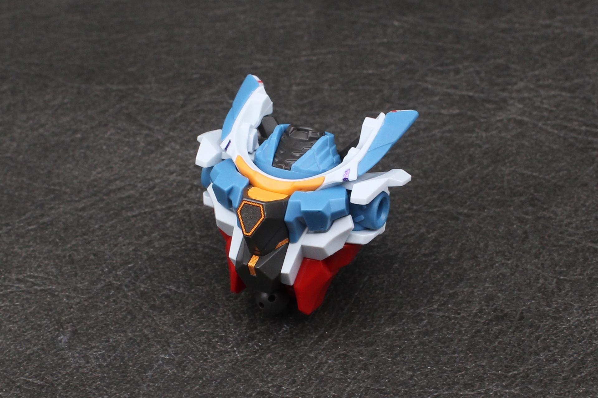 前面にパーツを取り付けて胸部が完成