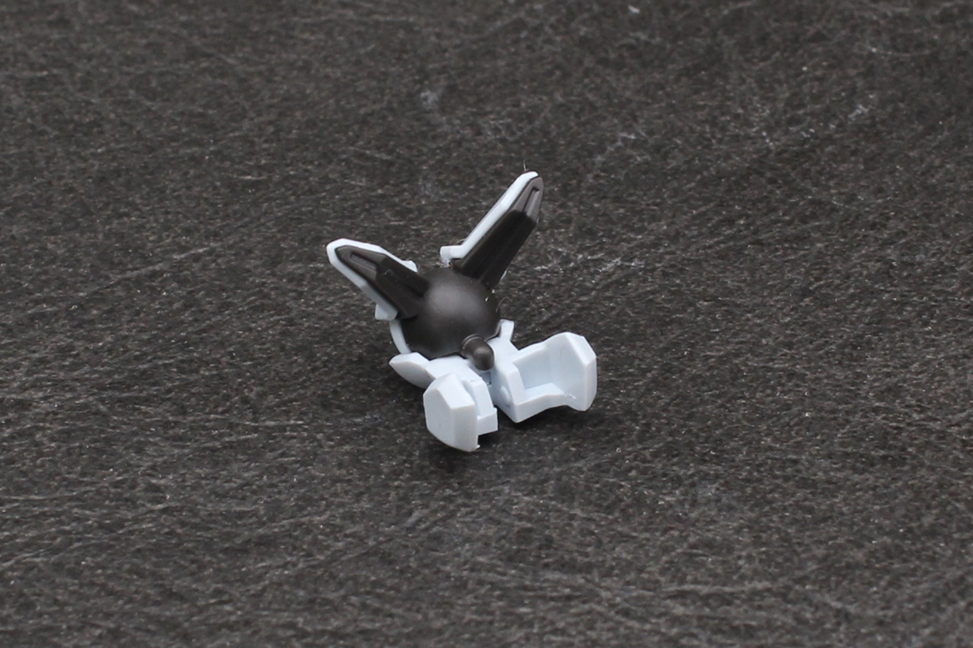 腕の組み立て。肩アーマーは左右共通のパーツとなる